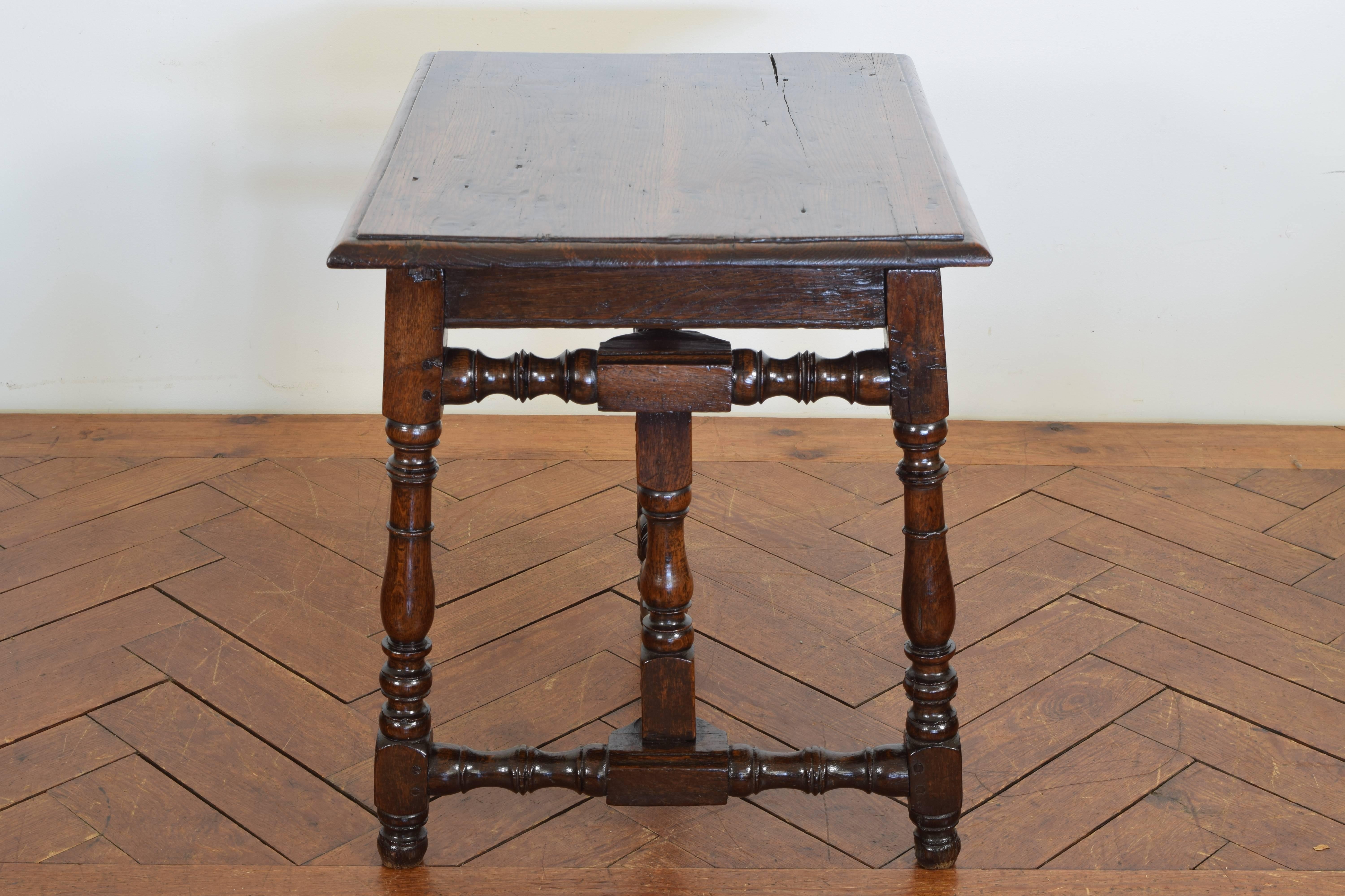 French Louis XIII Style Turned Oak Gateleg Side Table, Early 20th Century In Excellent Condition In Atlanta, GA
