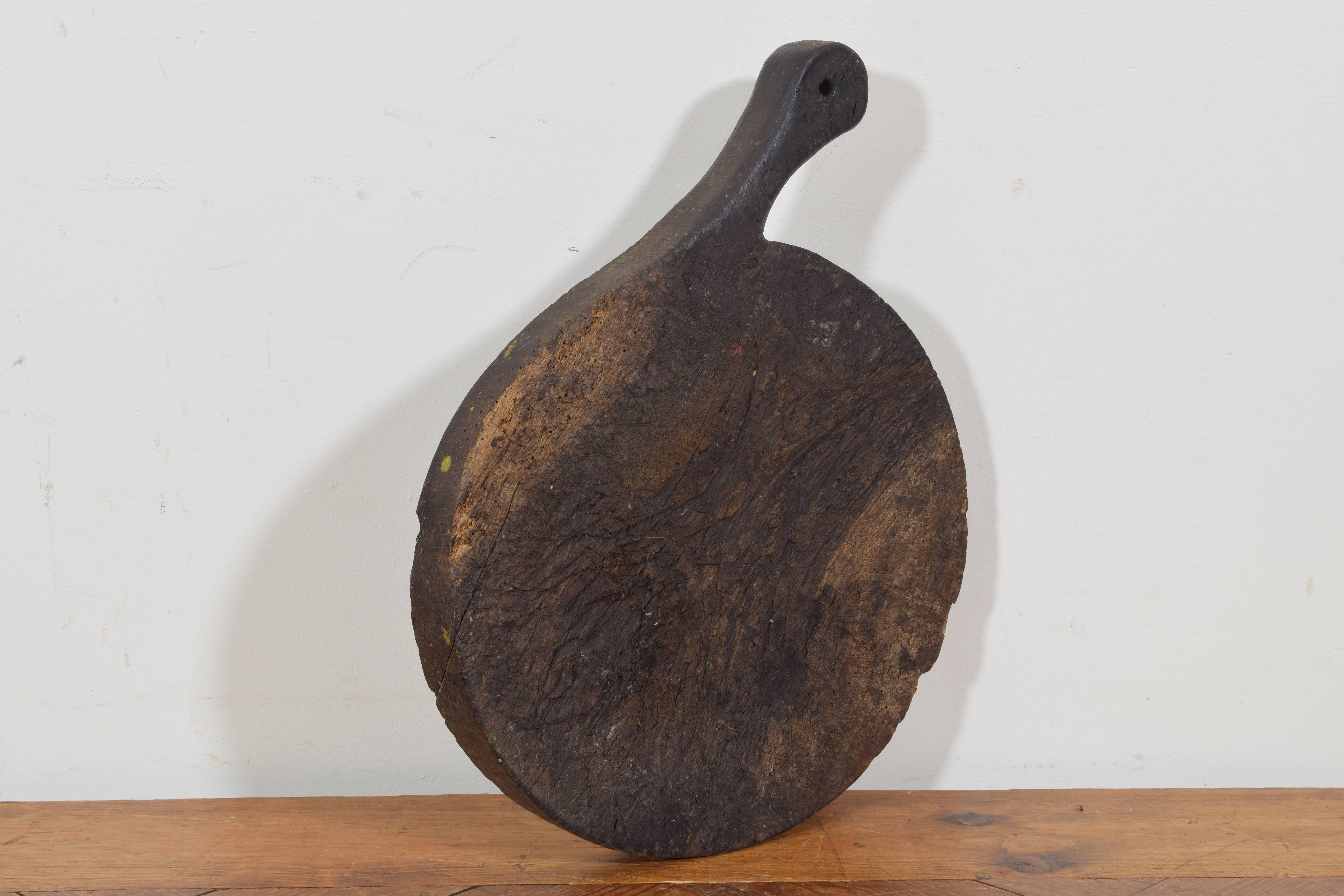 French circular cutting board round with an extended handle, early 20th century.