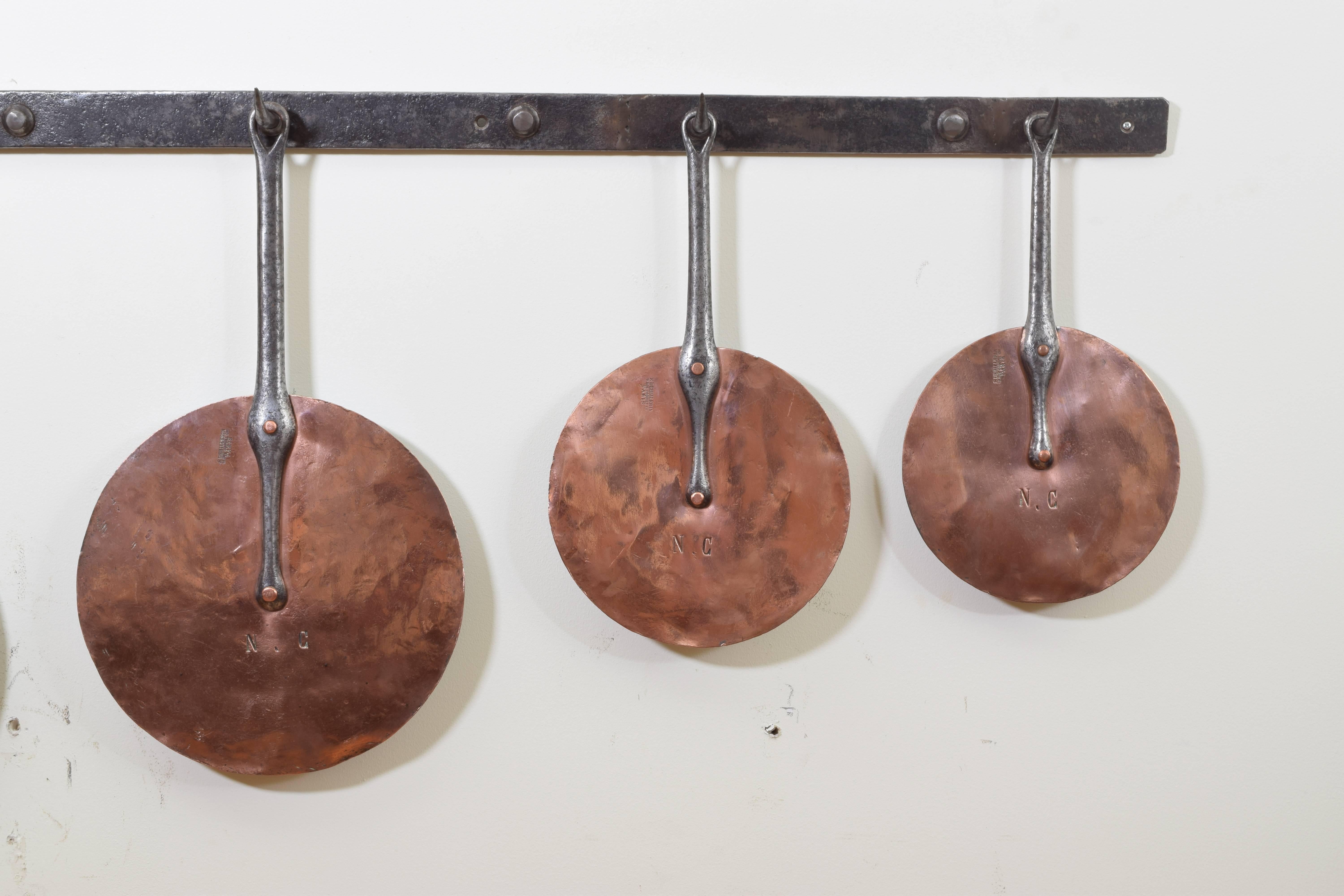French Hanging Rack in Steel with 5 Copper Lids, circa 1900 In Excellent Condition In Atlanta, GA