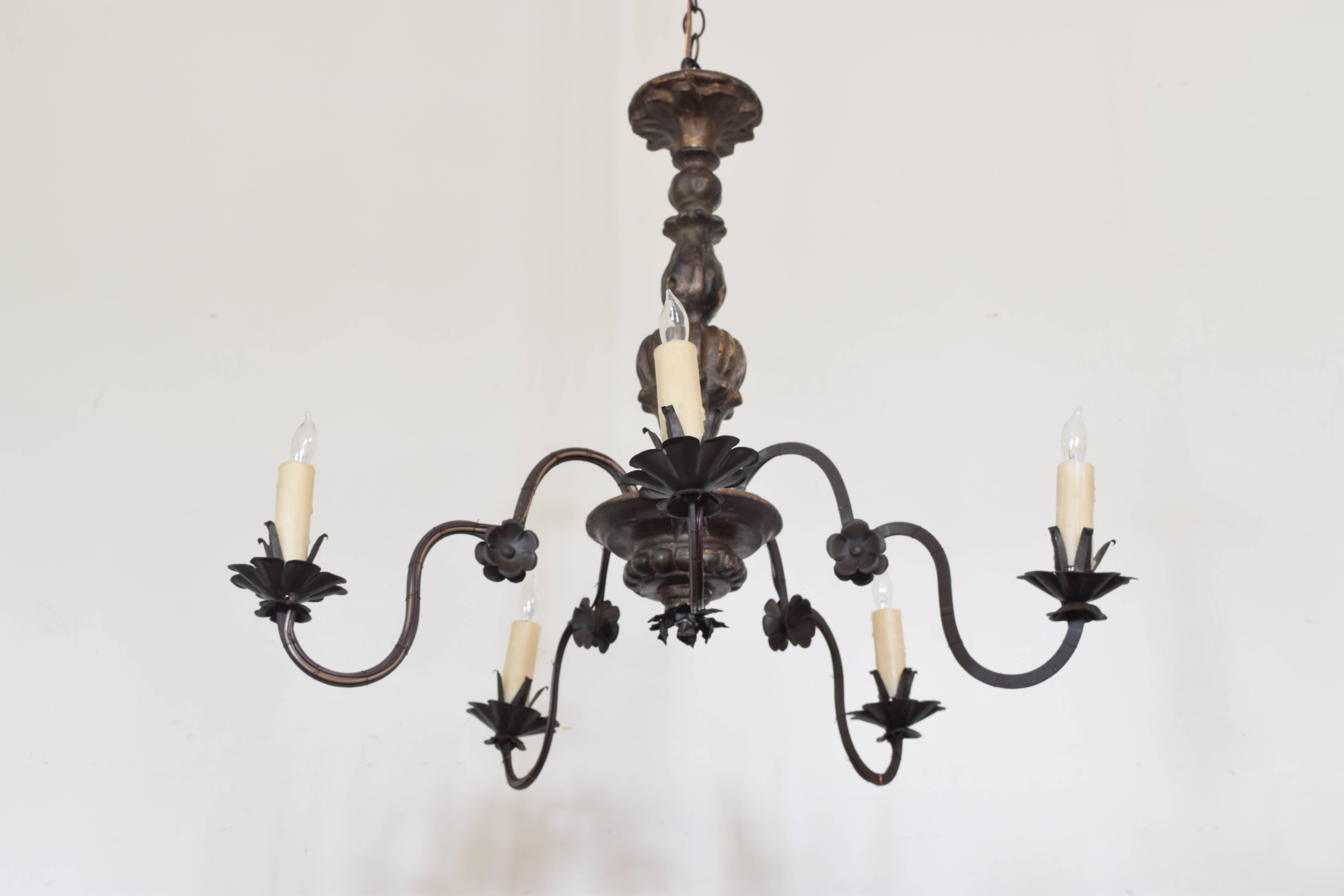 Italian Rococo Carved Giltwood Five-Light Chandelier, 18th Century and Later In Excellent Condition In Atlanta, GA