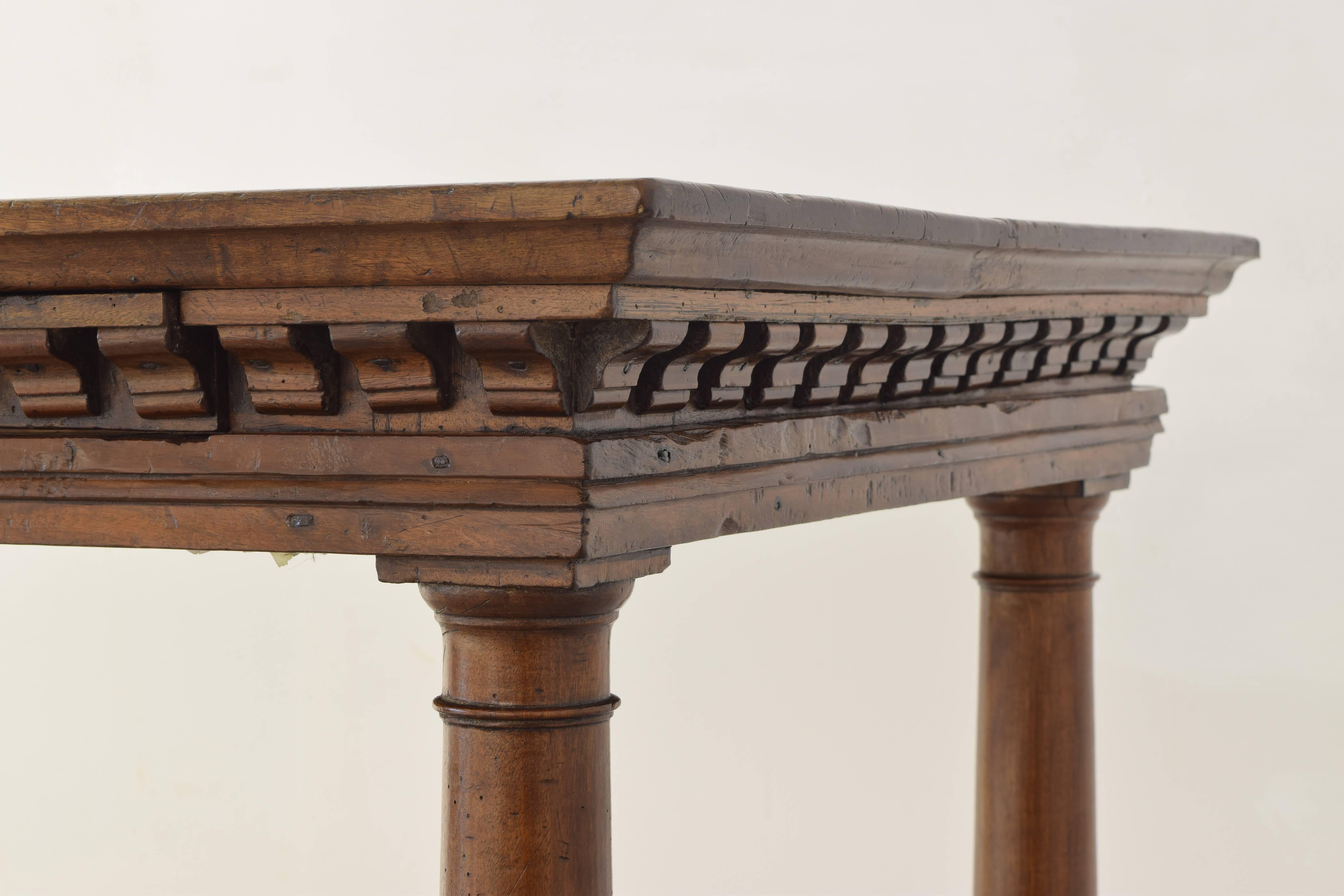 Italian Baroque Walnut Centre or Hall Table, Late 17th-Early 18th Century 1