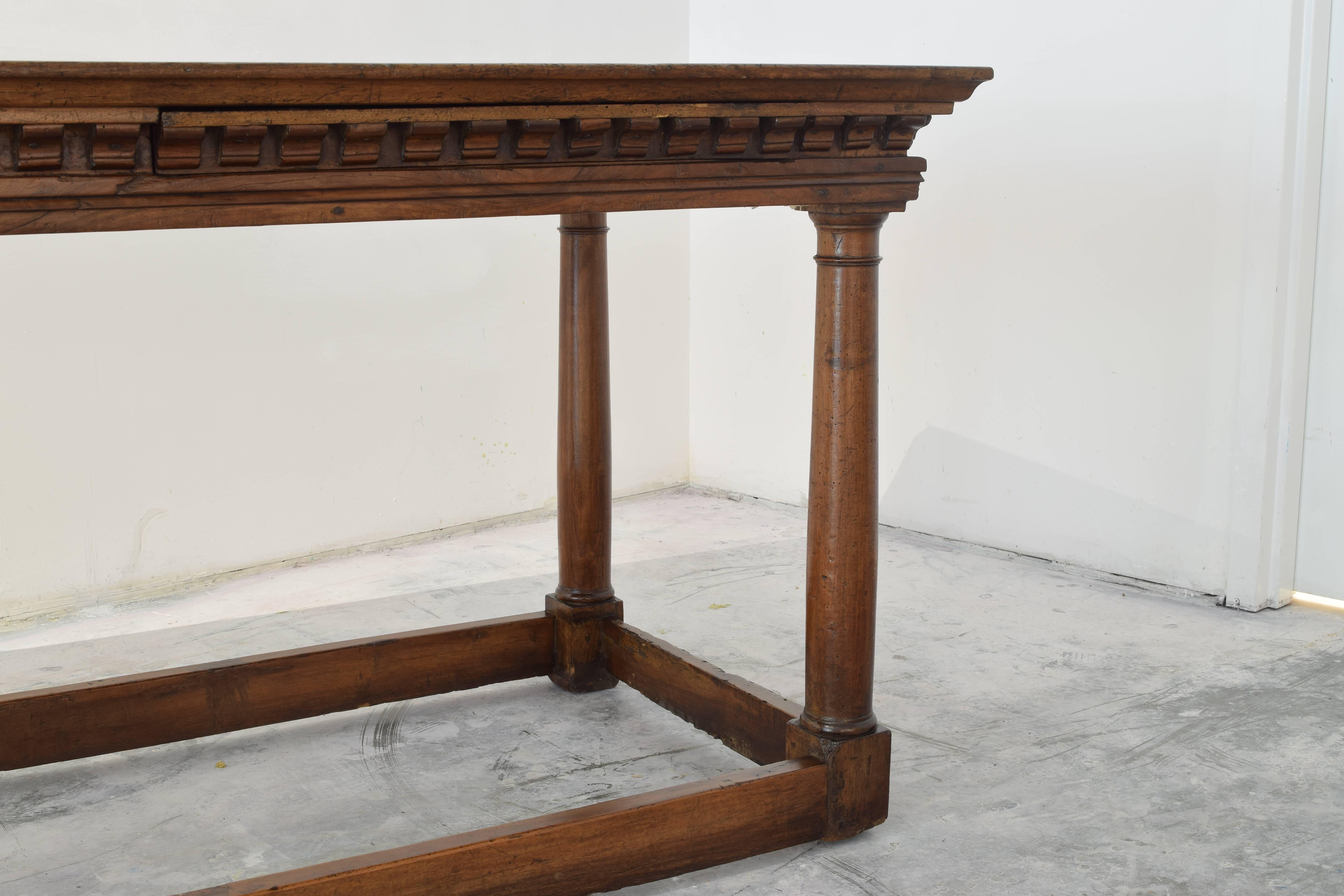 Italian Baroque Walnut Centre or Hall Table, Late 17th-Early 18th Century In Excellent Condition In Atlanta, GA