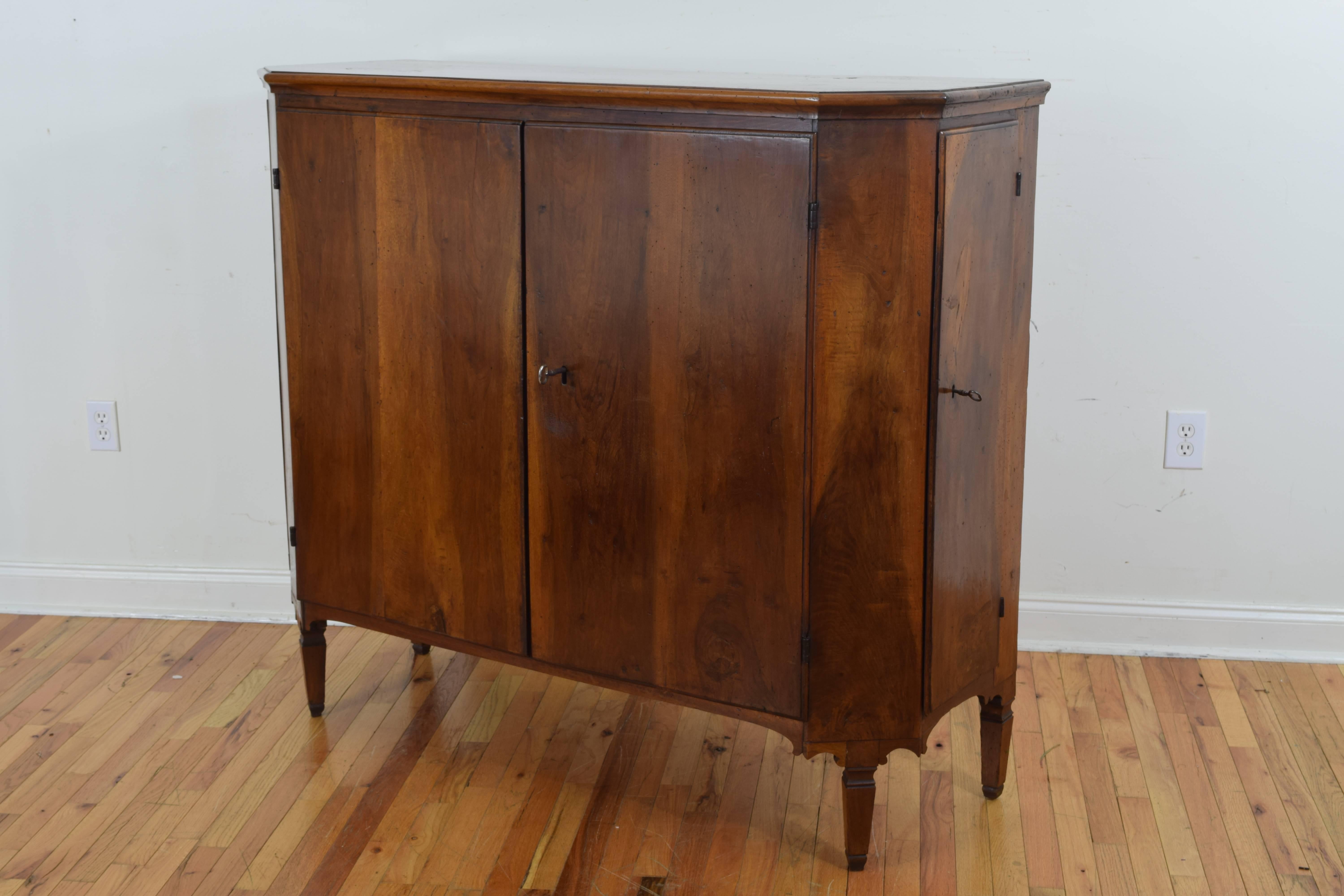 Italian Veneto Neoclassical Four-Door Credenza in Walnut, Late 18th Century In Excellent Condition In Atlanta, GA