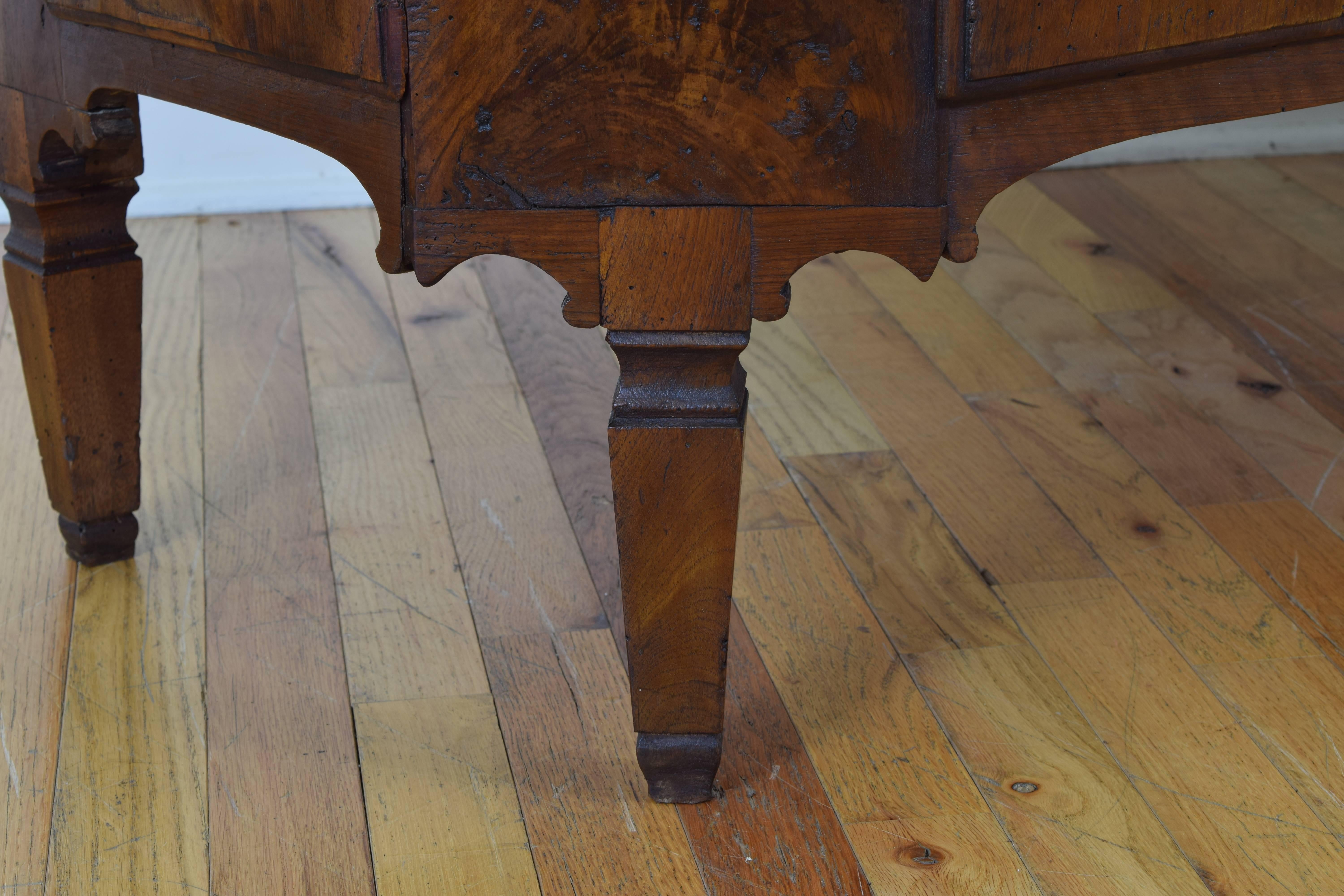 Italian Veneto Neoclassical Four-Door Credenza in Walnut, Late 18th Century 6