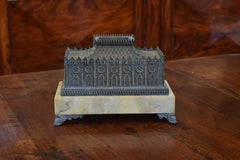 Tintero modelo arquitectónico italiano de latón patinado y mármol, hacia 1875