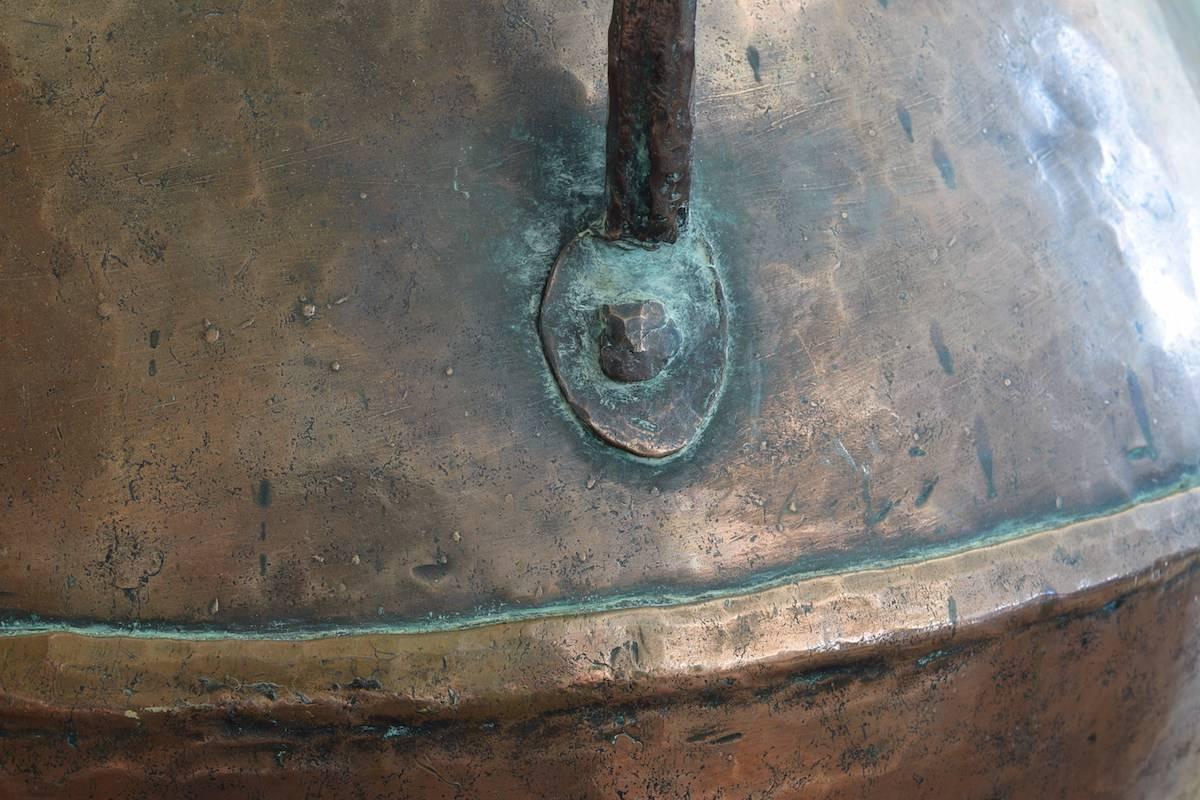 Substantial Early 19th Century Copper Urn In Good Condition In Atlanta, GA