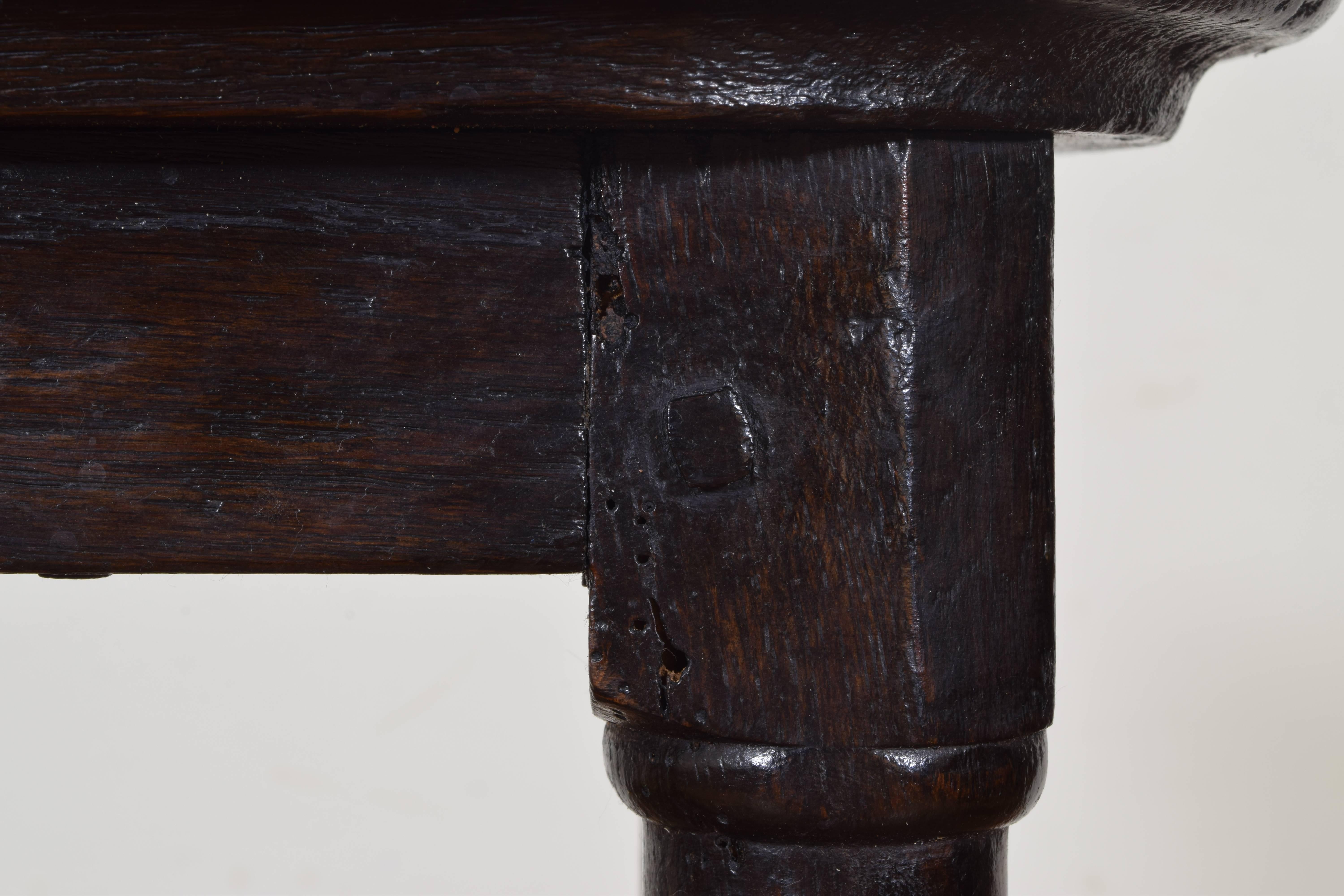 Dutch Early 18th Century Oak Traveling Stool In Good Condition For Sale In Atlanta, GA
