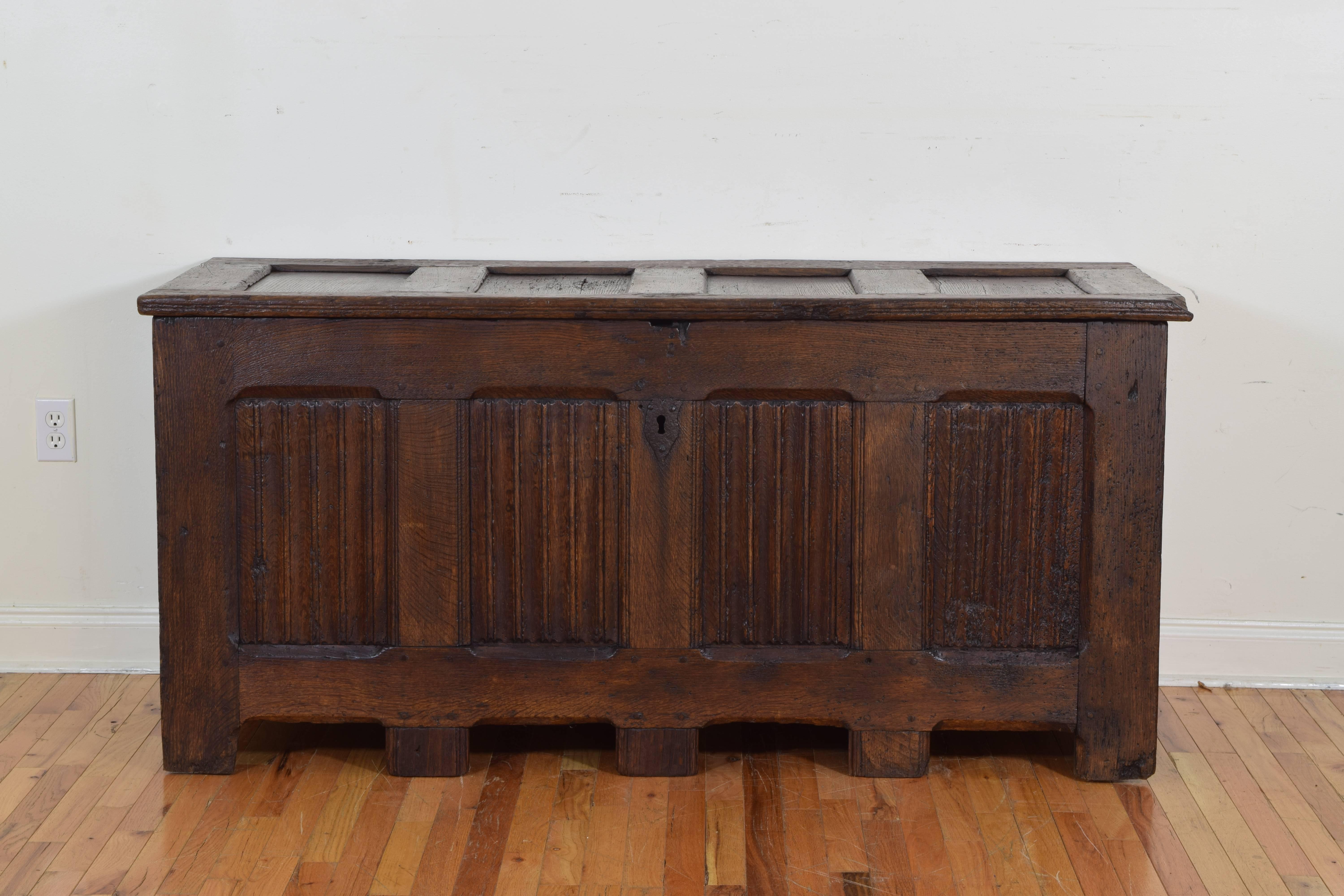 An Elizabethan period walnut linenfold blanket chest/trunk dating from the late 16th century. The thick four-panel top with original iron hinges and lock rasp above a linen fold carved four-panel front with and top, the four feet carved and extended