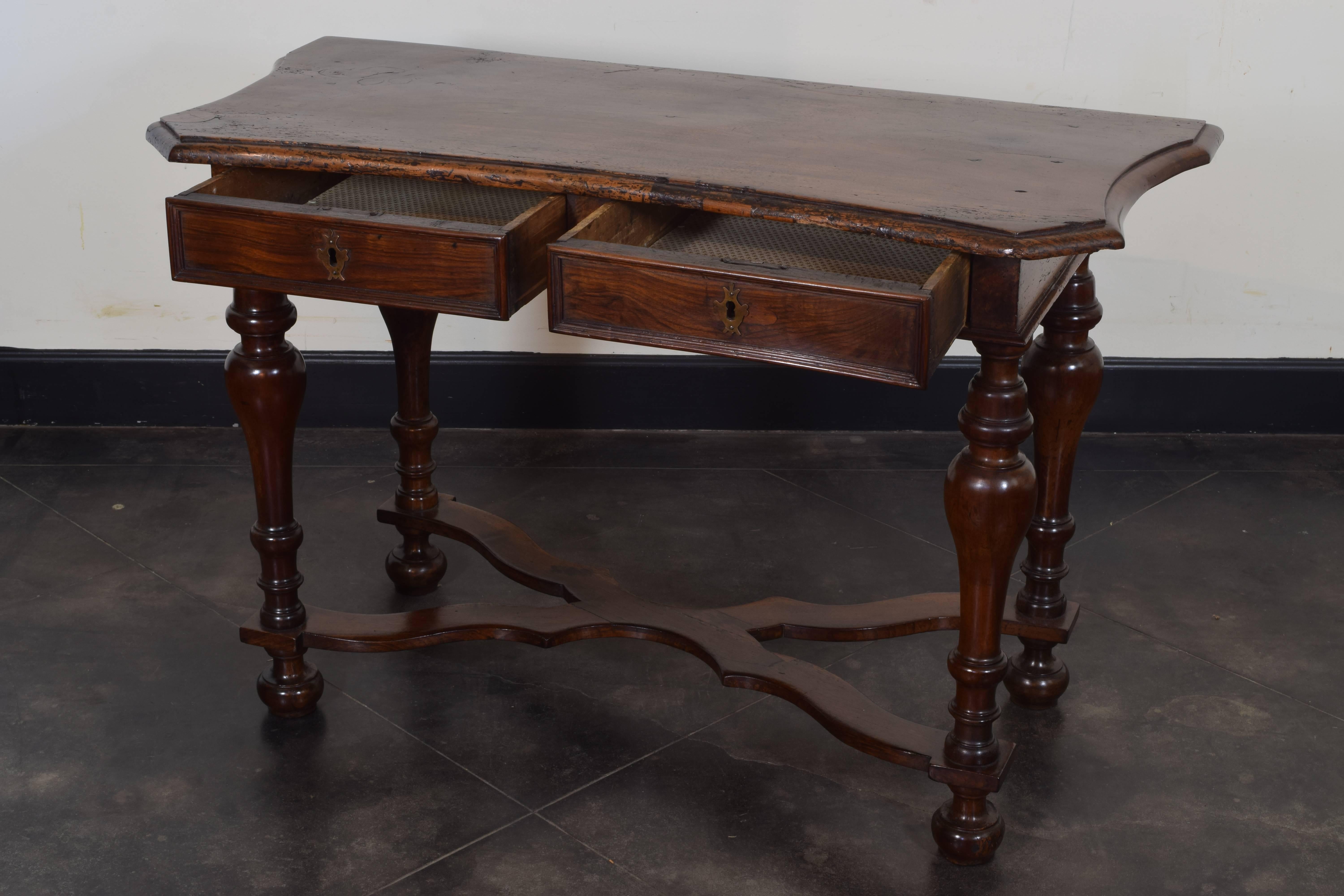 Italian Late Baroque Walnut Console Table, Late 17th-Early 18th Century In Excellent Condition In Atlanta, GA