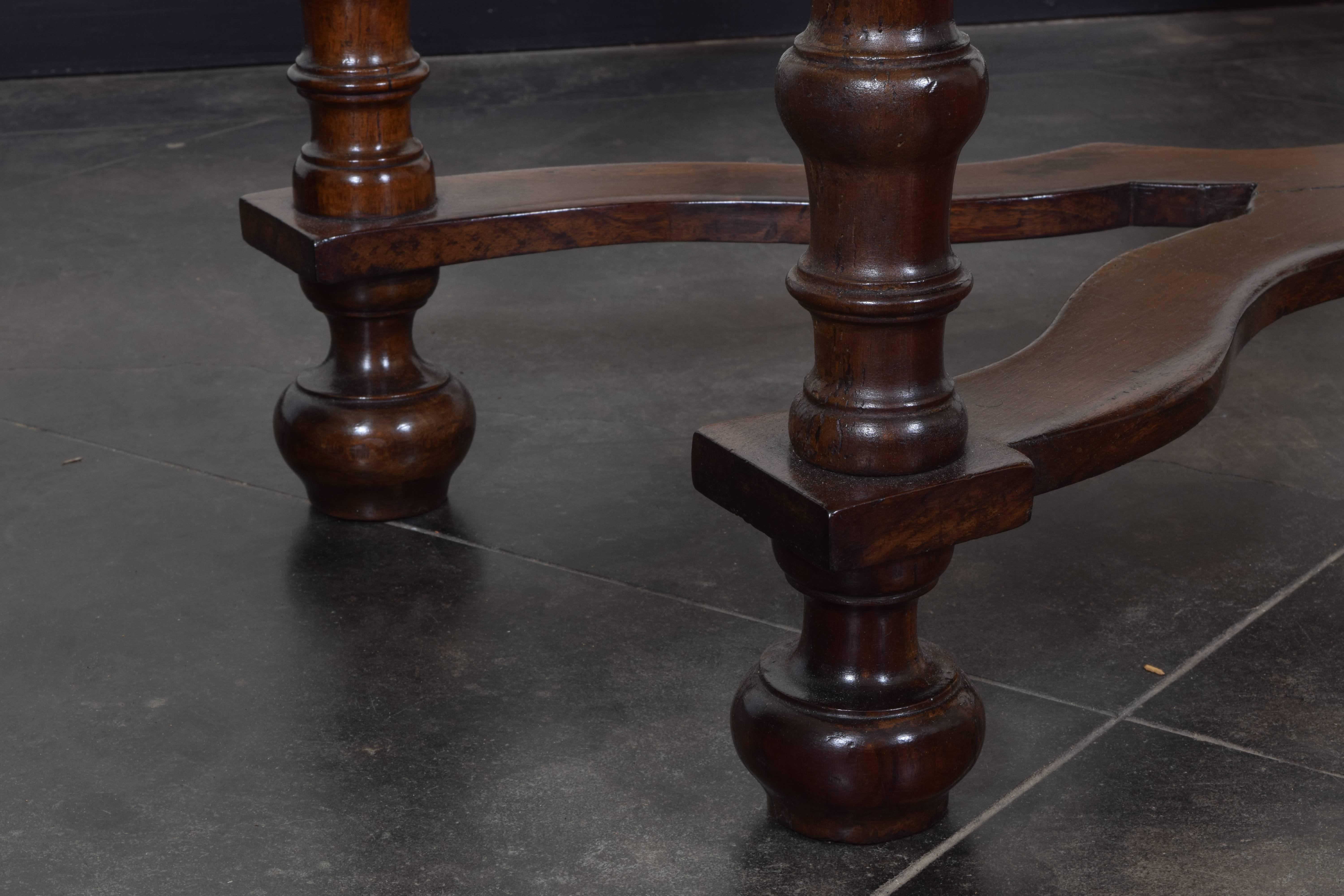 Italian Late Baroque Walnut Console Table, Late 17th-Early 18th Century 3