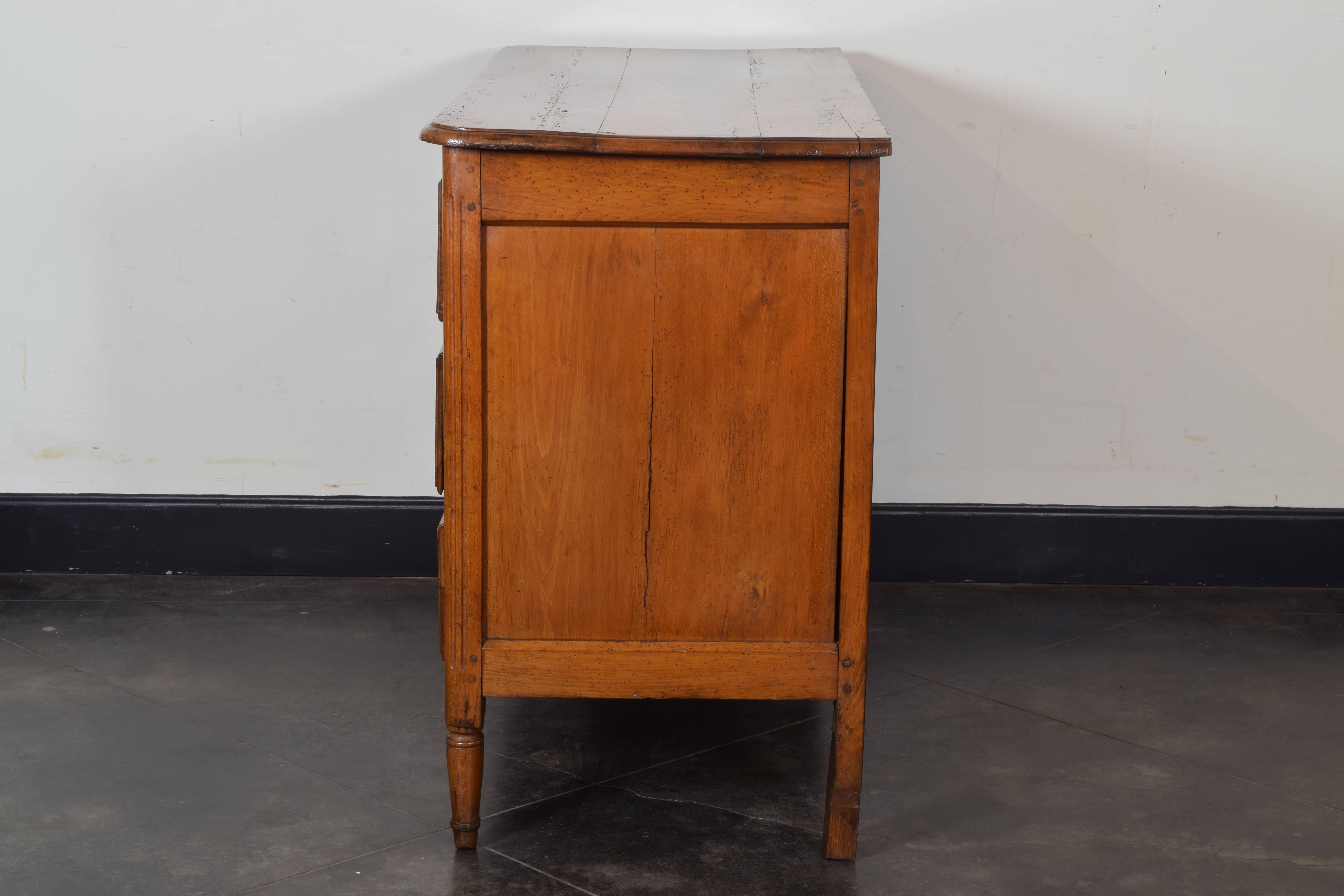 Late LXVI Period French Light Walnut Four-Drawer Commode In Excellent Condition In Atlanta, GA