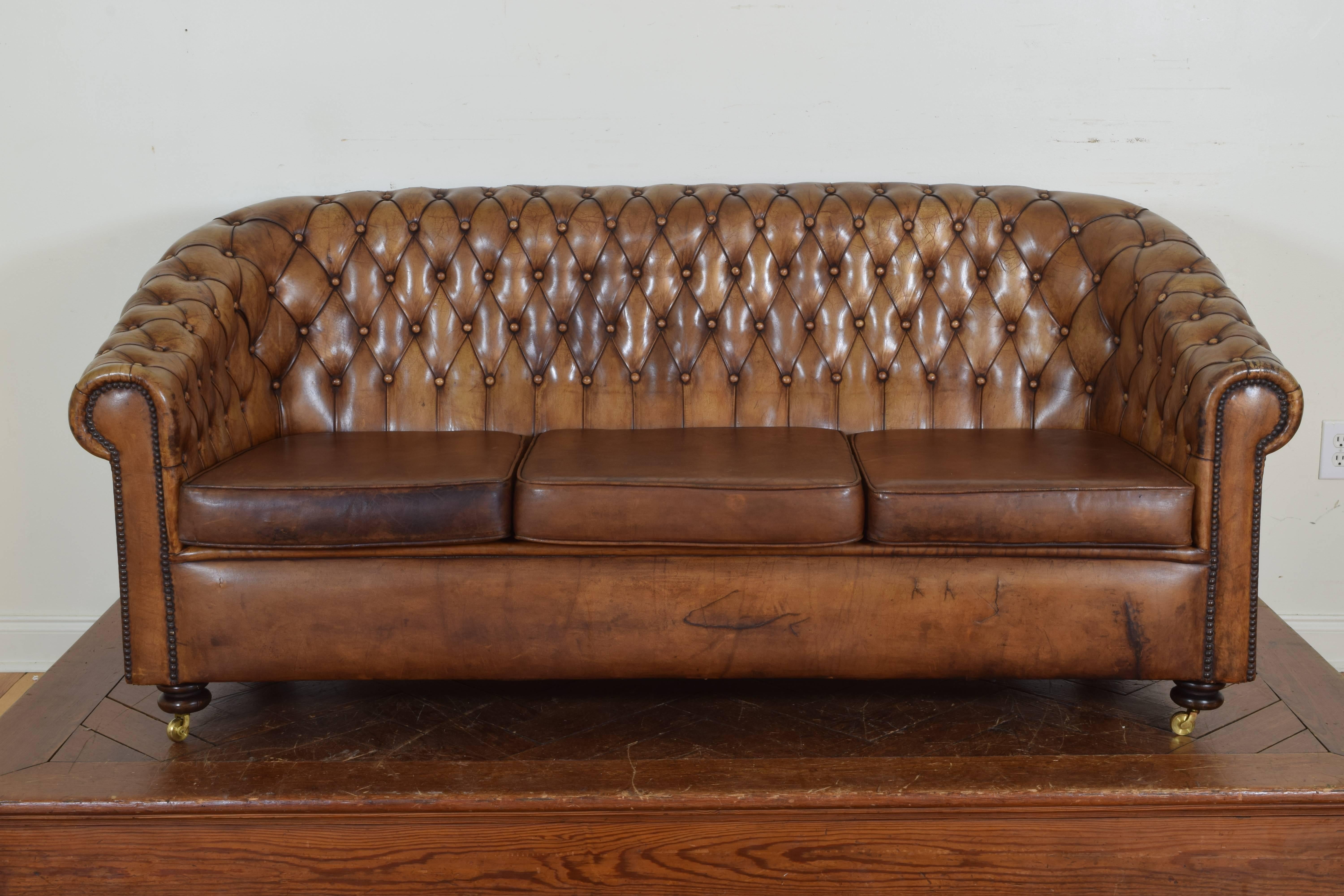 Set of Spanish Tufted Leather Chesterfield Style Seating Furniture, 20th Century In Good Condition In Atlanta, GA