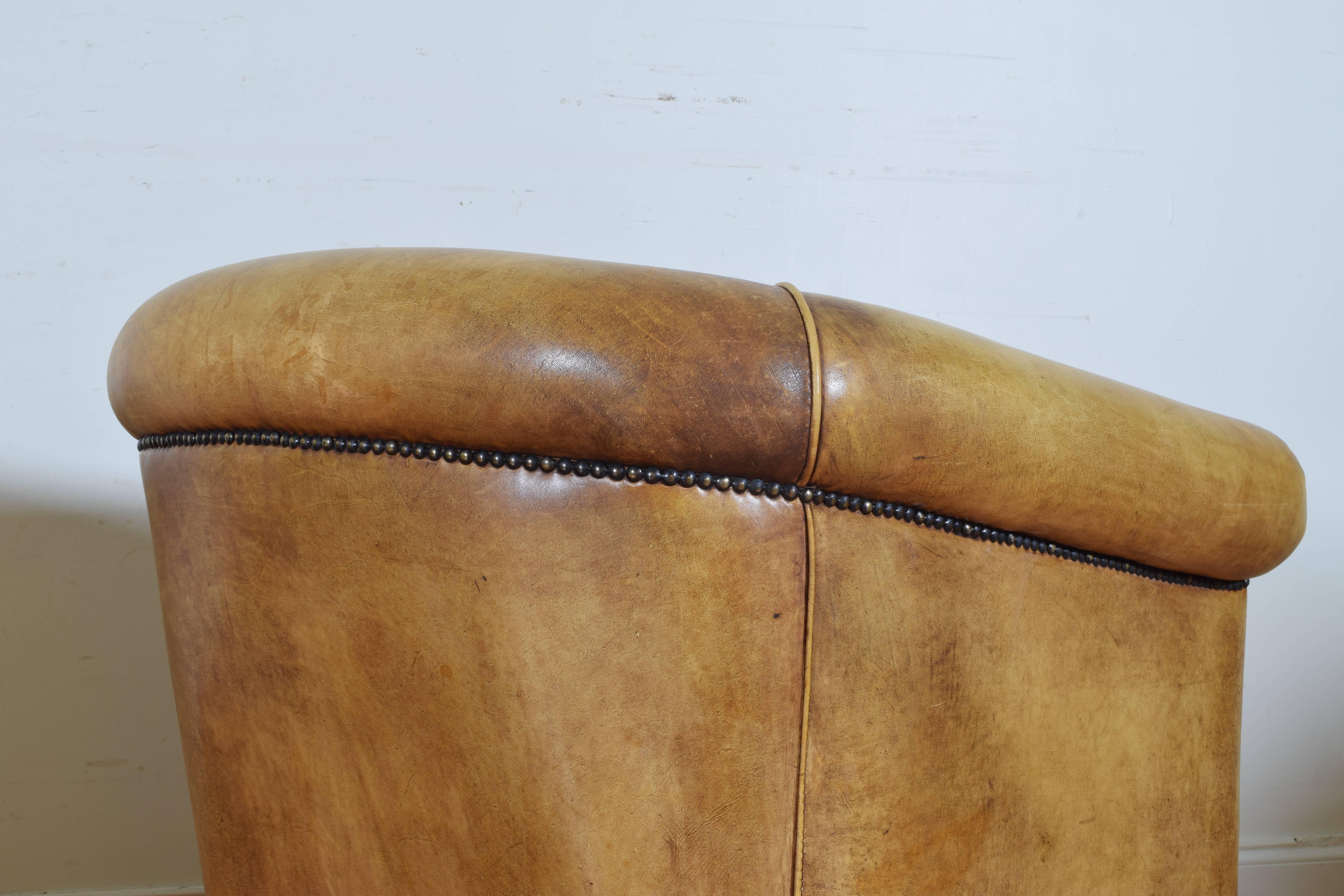 Pair of English Light Tan Leather Club Chairs, Mid-20th Century 2