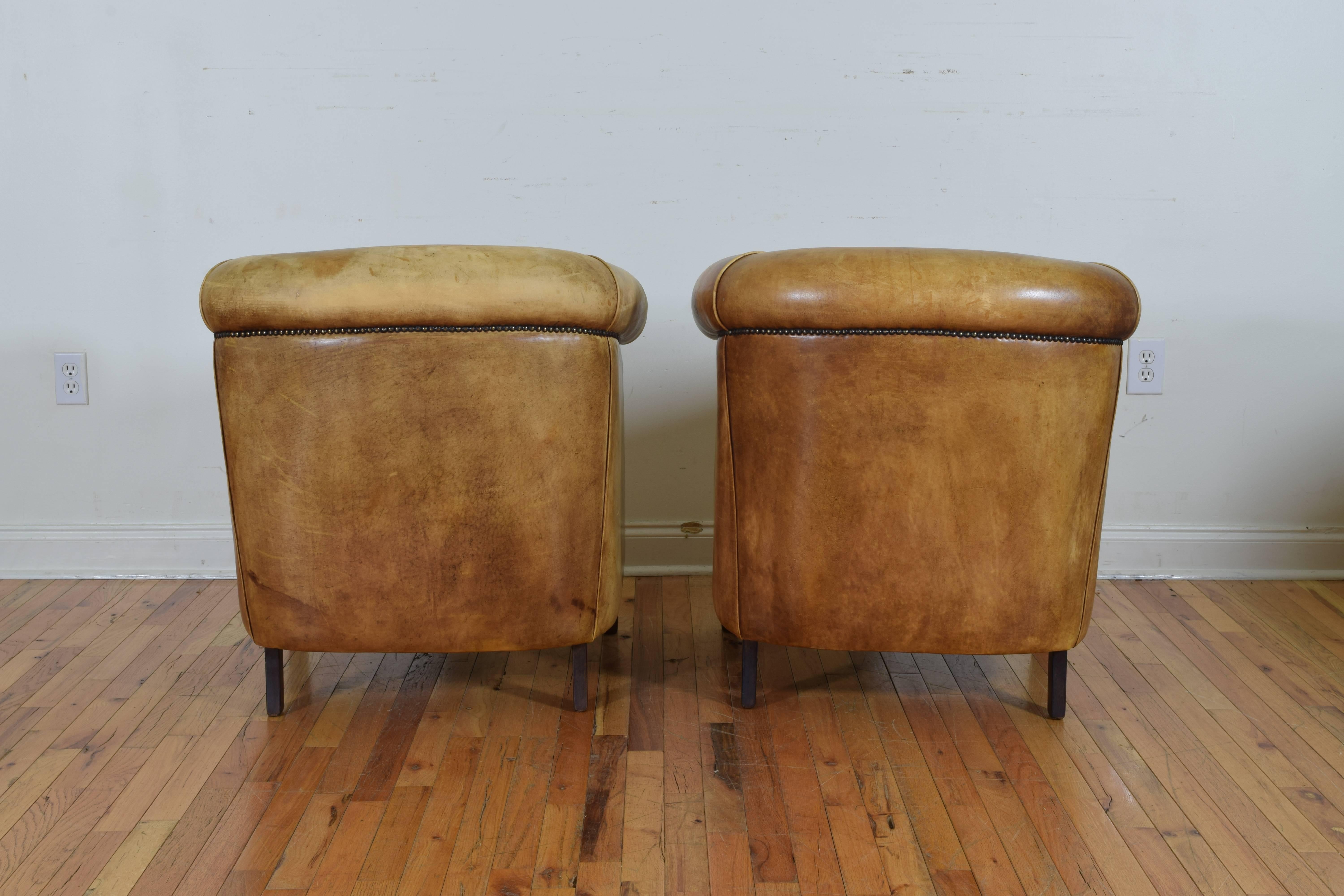 Pair of English Light Tan Leather Club Chairs, Mid-20th Century 1