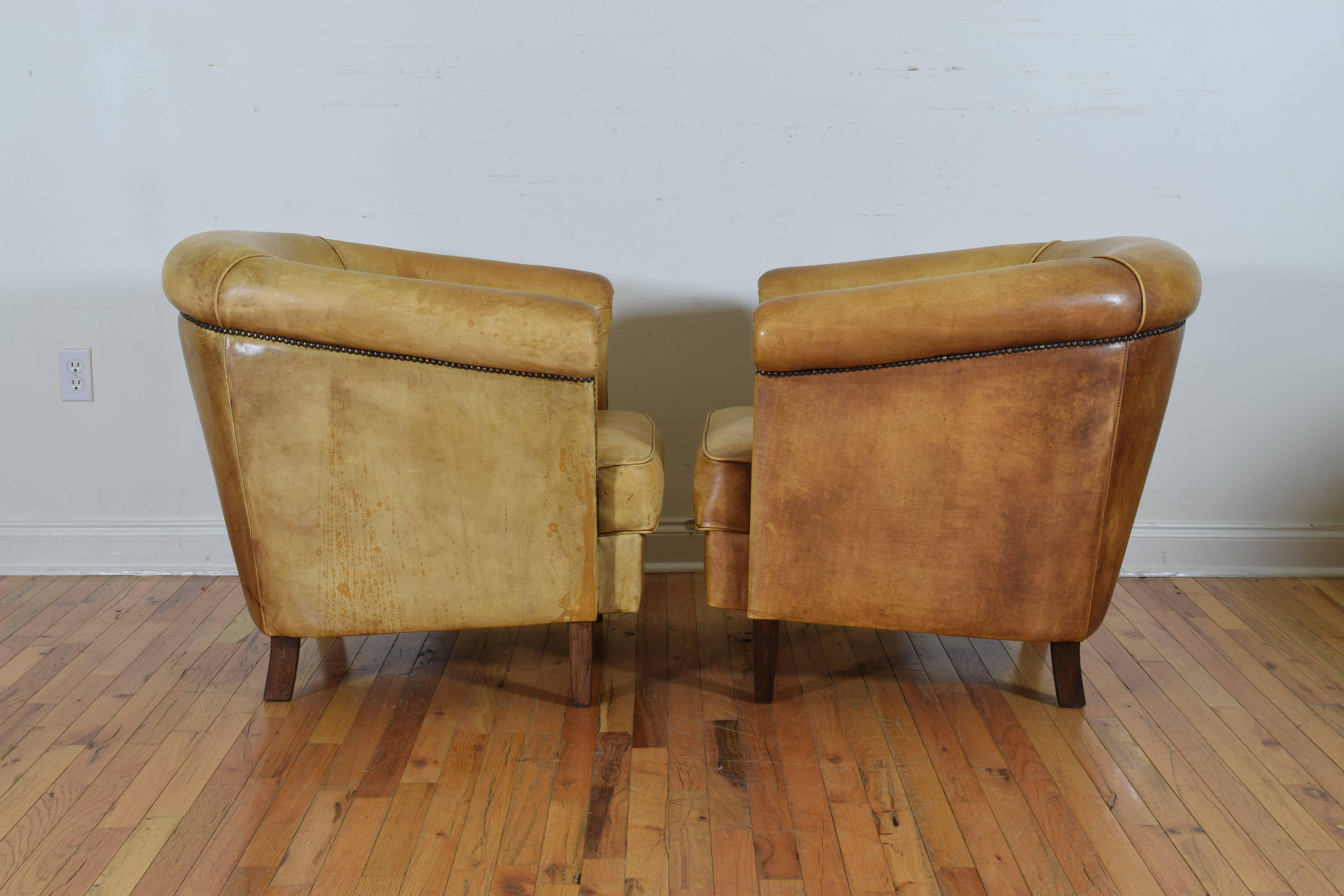Pair of English Light Tan Leather Club Chairs, Mid-20th Century In Excellent Condition In Atlanta, GA