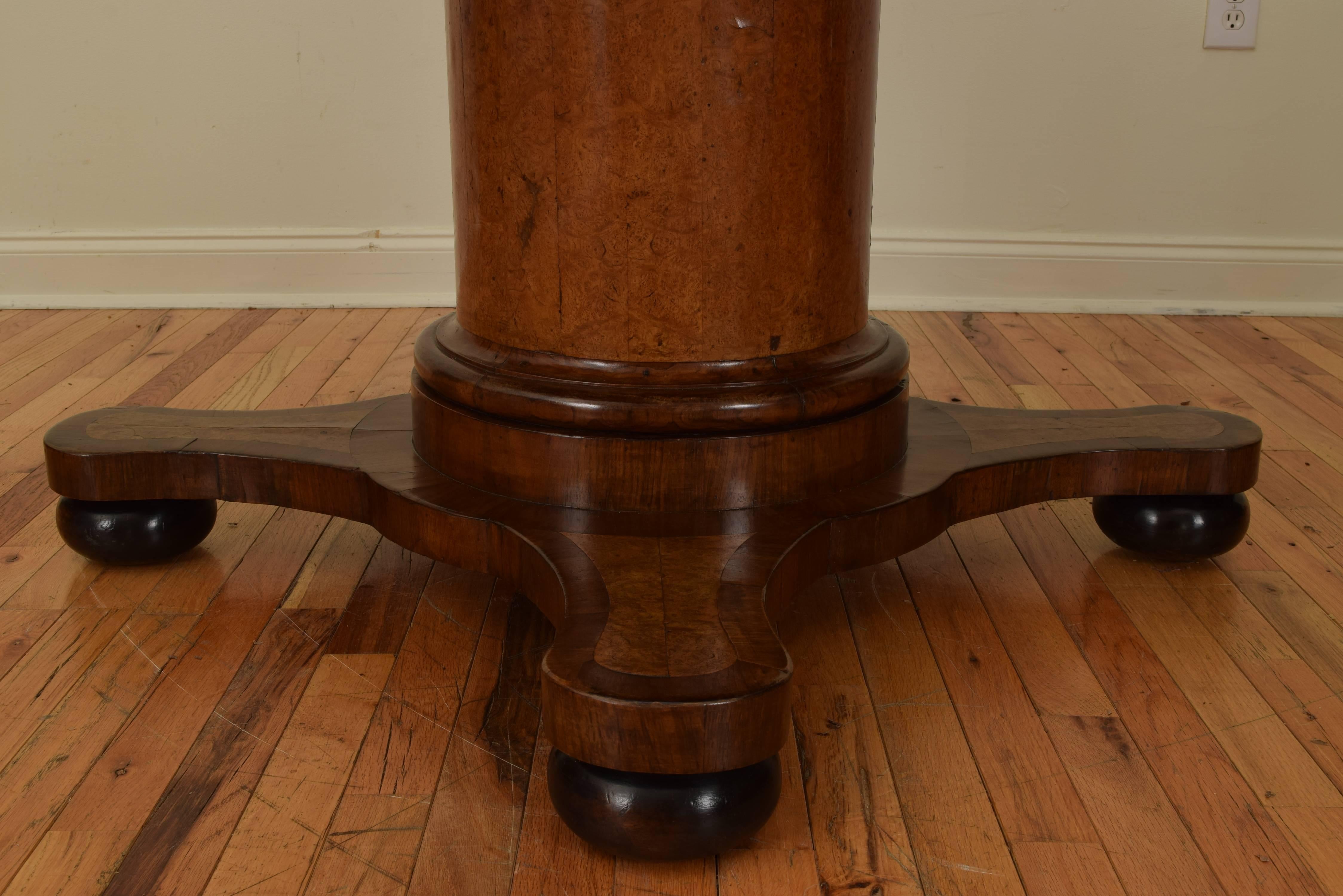 Italian, Lazio, Neoclassic Walnut Veneered Center Table, circa 1840 In Excellent Condition In Atlanta, GA