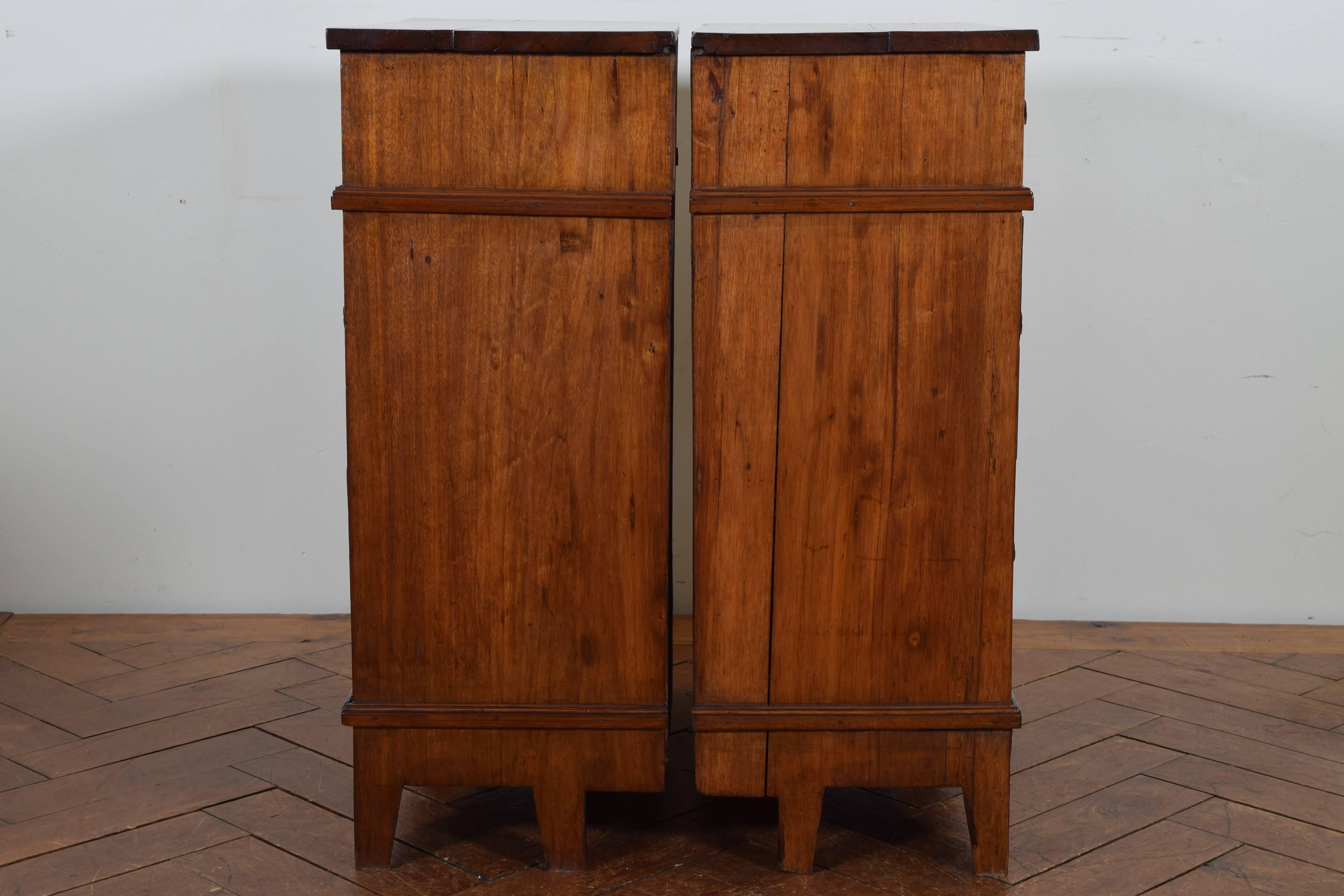 Pair of Italian Neoclassic Fruitwood Three-Drawer Commodini, Early 19th Century In Excellent Condition In Atlanta, GA