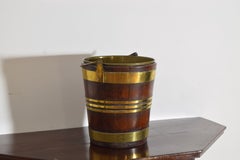 Cubo para turba de caoba con ribete de latón de la época de Jorge III, de finales del siglo XVIII a principios del XIX.