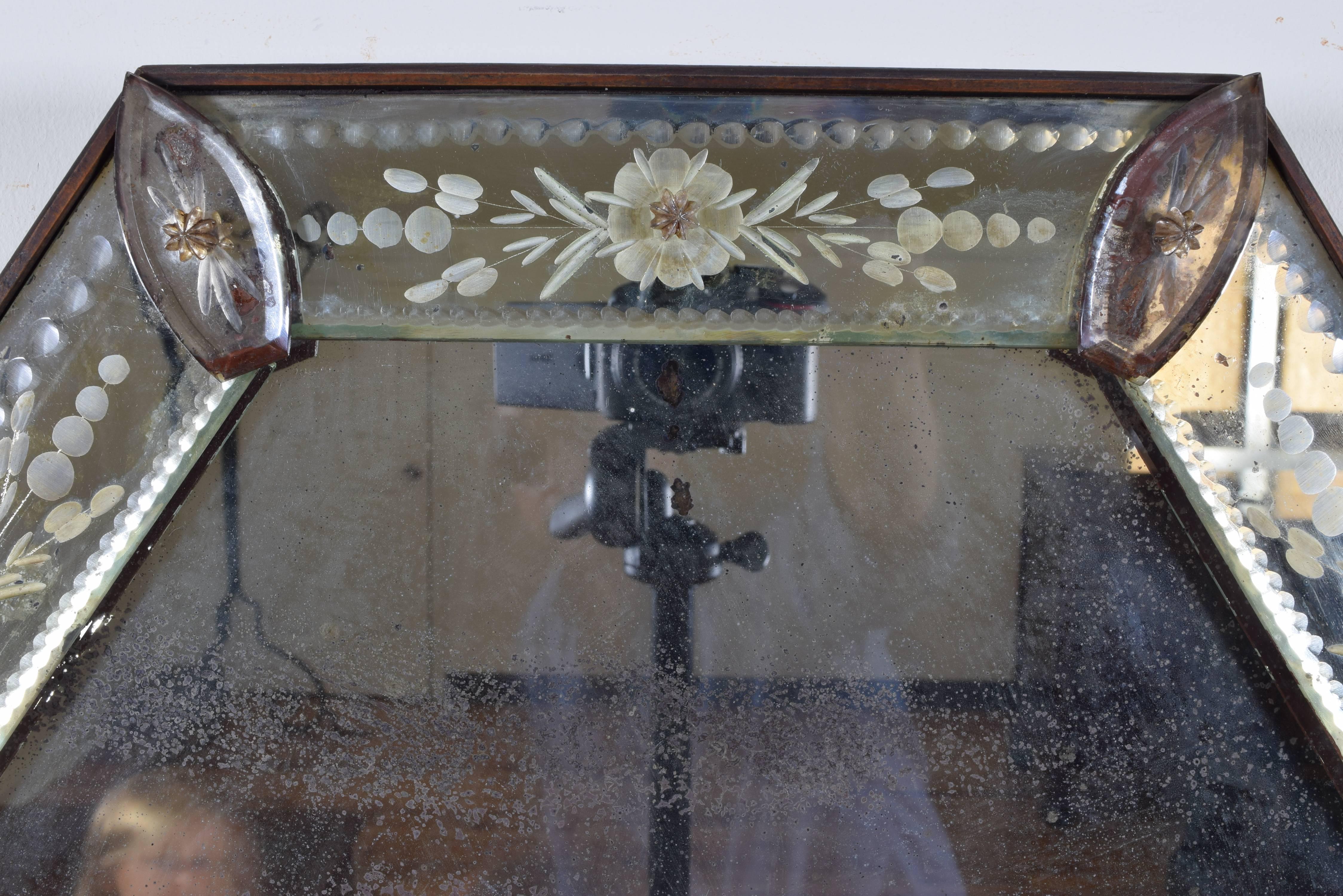 Of octagonal form and having a wooden outer edge, the mirrorplate surmounted by pieces of etched and mirrored glass connected and covered by decorative oval mirrors.