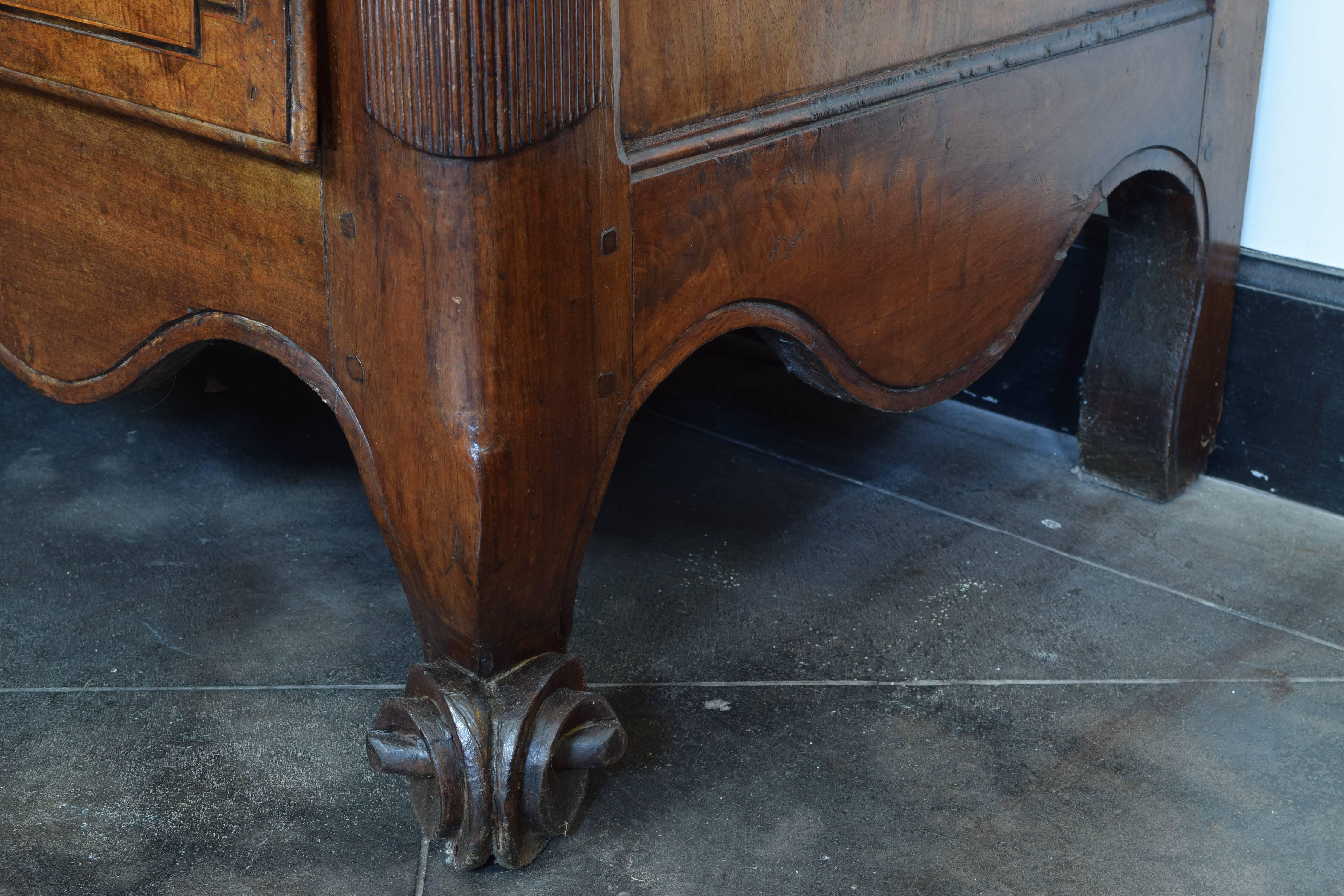 Fin du XVIIIe siècle Grande armoire d'époque Louis XV en noyer avec deux tiroirs, 3ème quart du 18ème siècle en vente