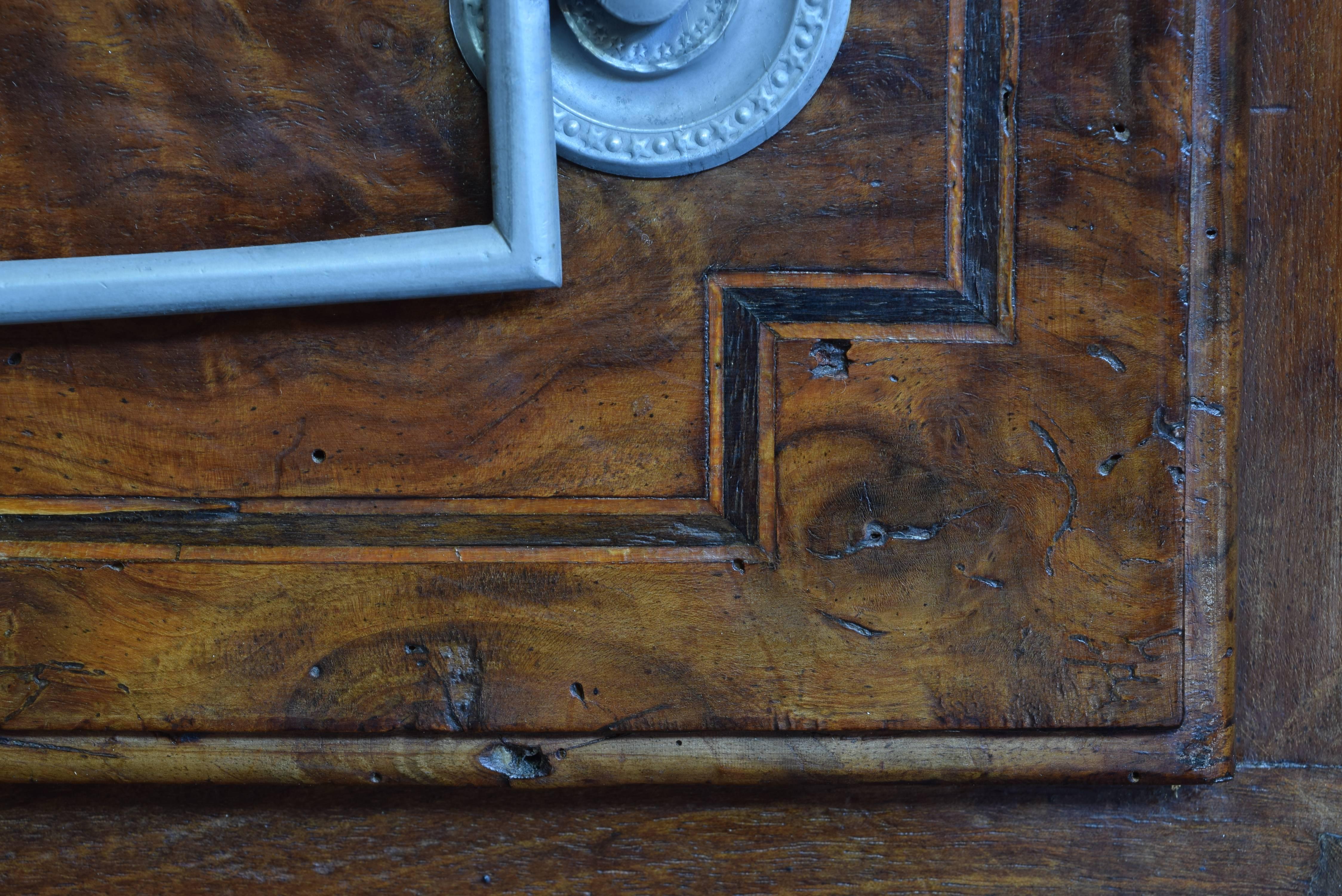 Grande armoire d'époque Louis XV en noyer avec deux tiroirs, 3ème quart du 18ème siècle en vente 4