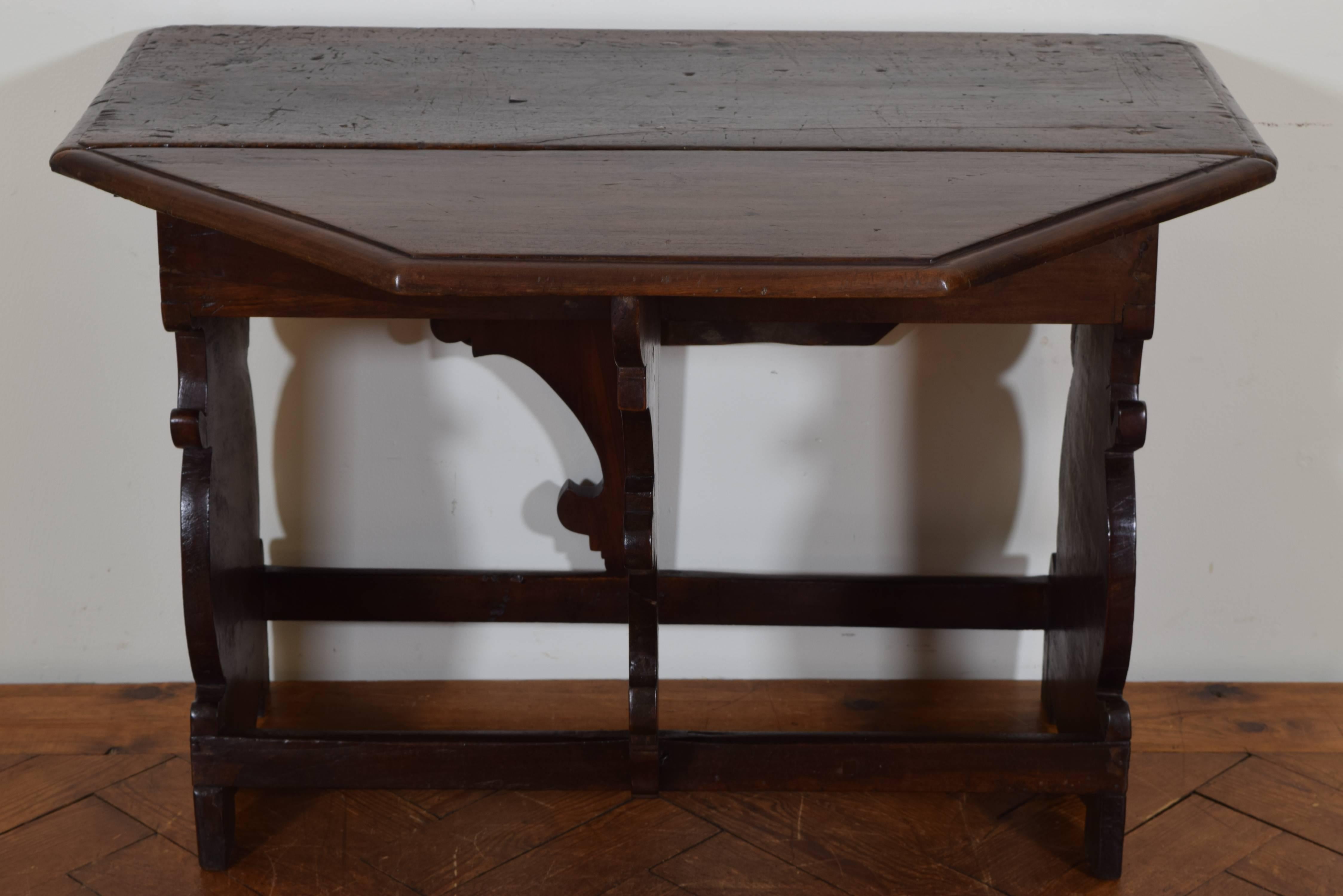 Italian, Tuscany, Baroque Walnut Octagonal Drop-Leaf Table, 17th Century 1