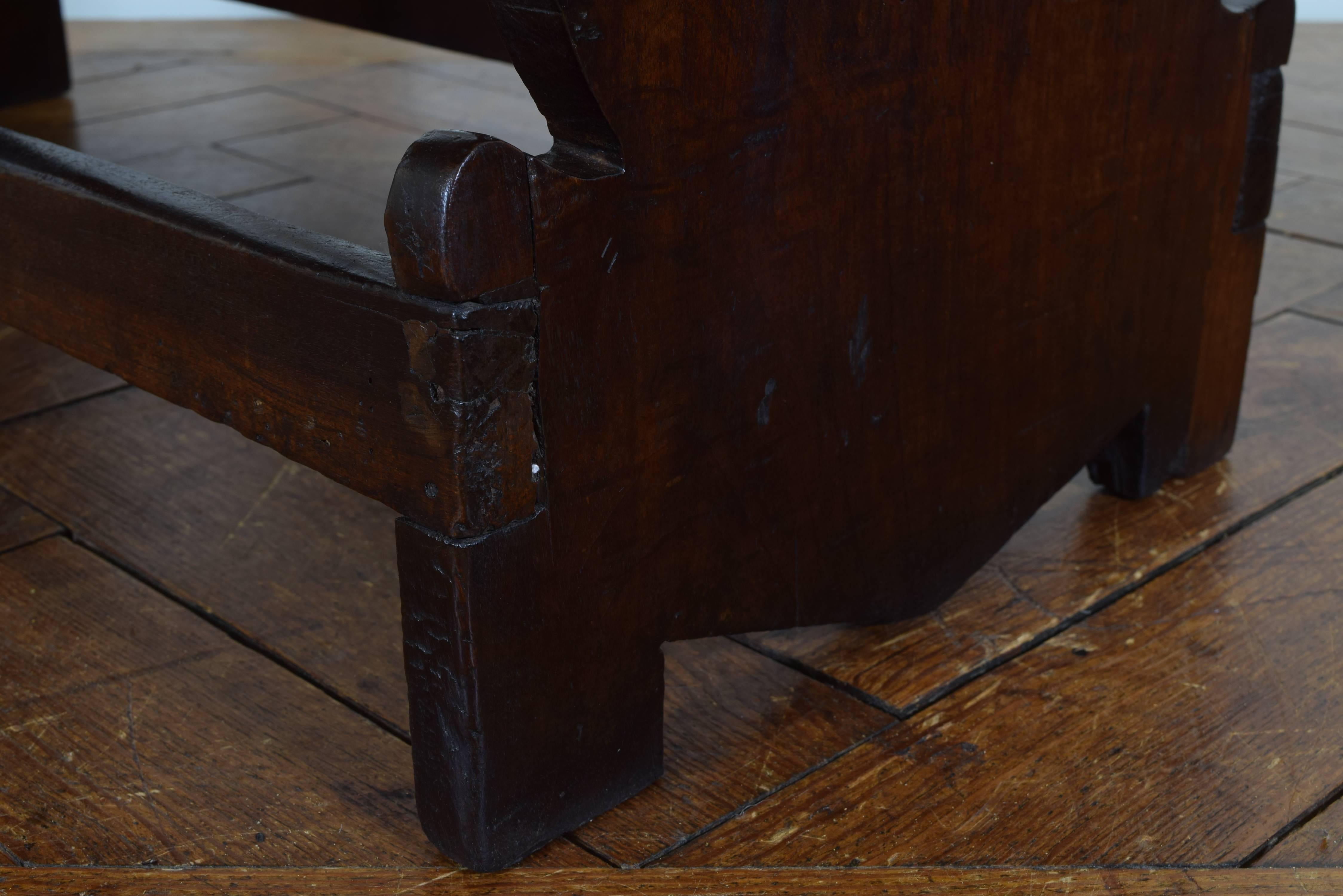 Italian, Tuscany, Baroque Walnut Octagonal Drop-Leaf Table, 17th Century 4