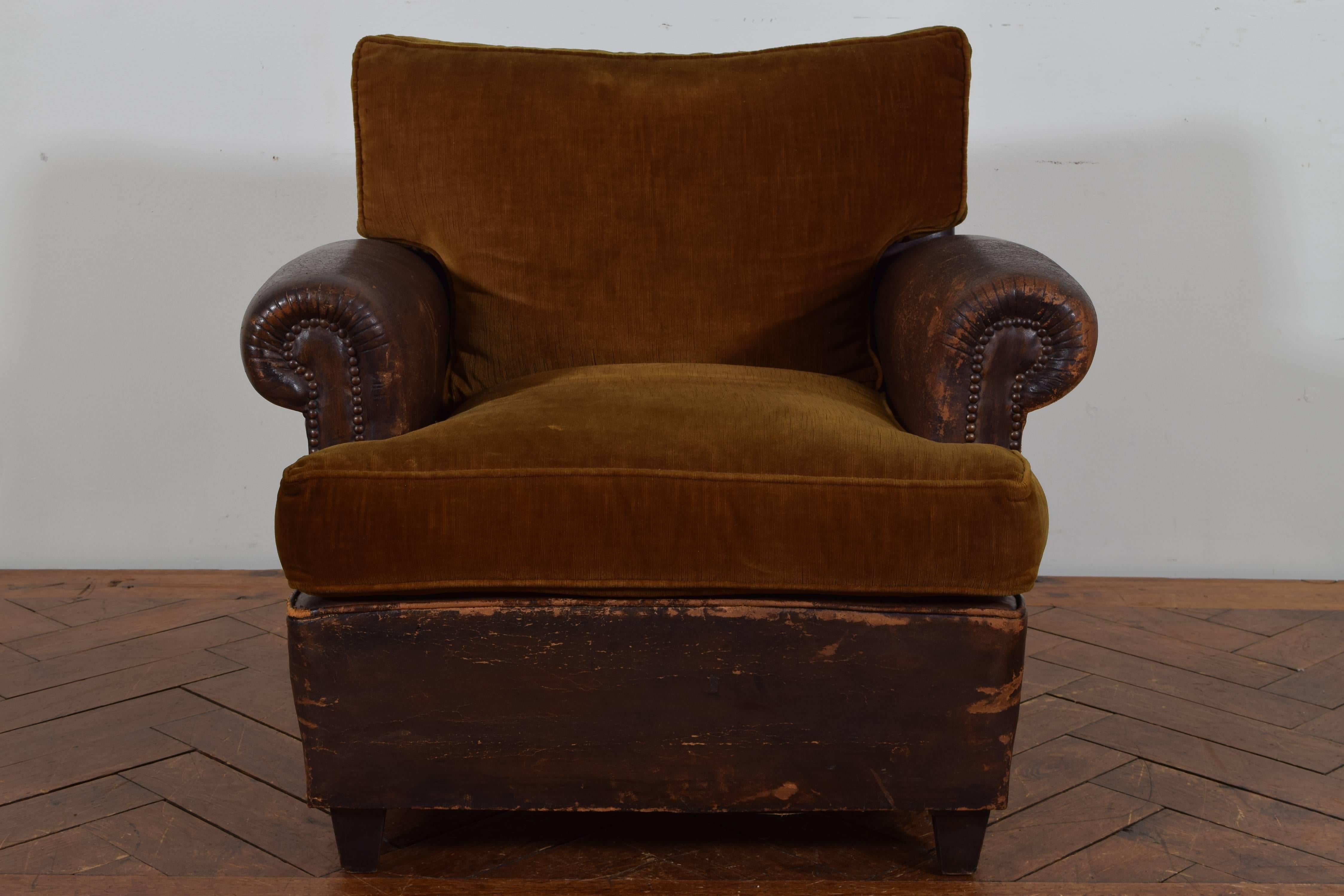 Upholstered in original leather and having velvet cushions, raised on small square tapering legs.