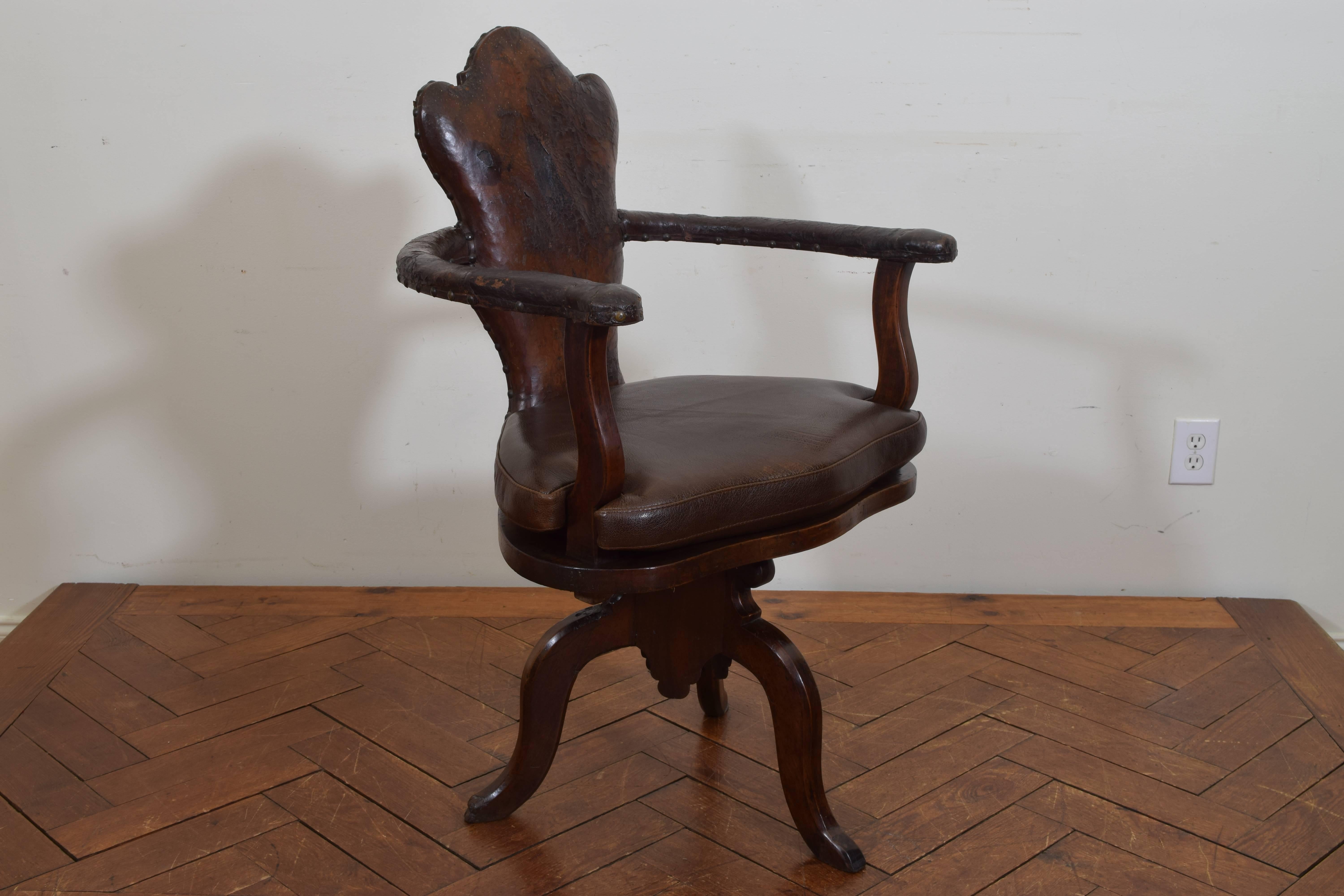 Italian Baroque Walnut and Leather Upholstered Swivel Chair, Early 17th Century In Good Condition In Atlanta, GA
