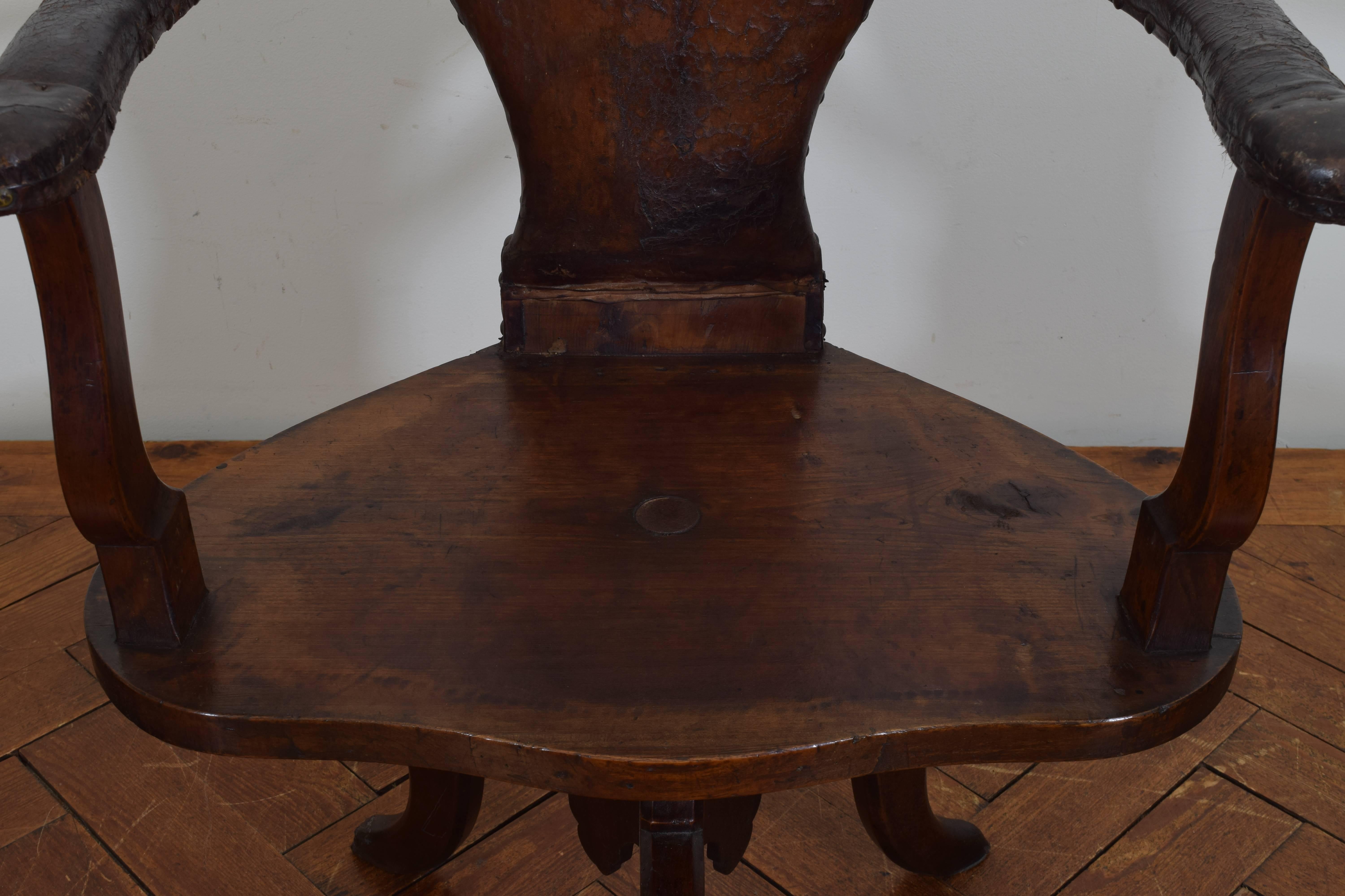 Italian Baroque Walnut and Leather Upholstered Swivel Chair, Early 17th Century 3