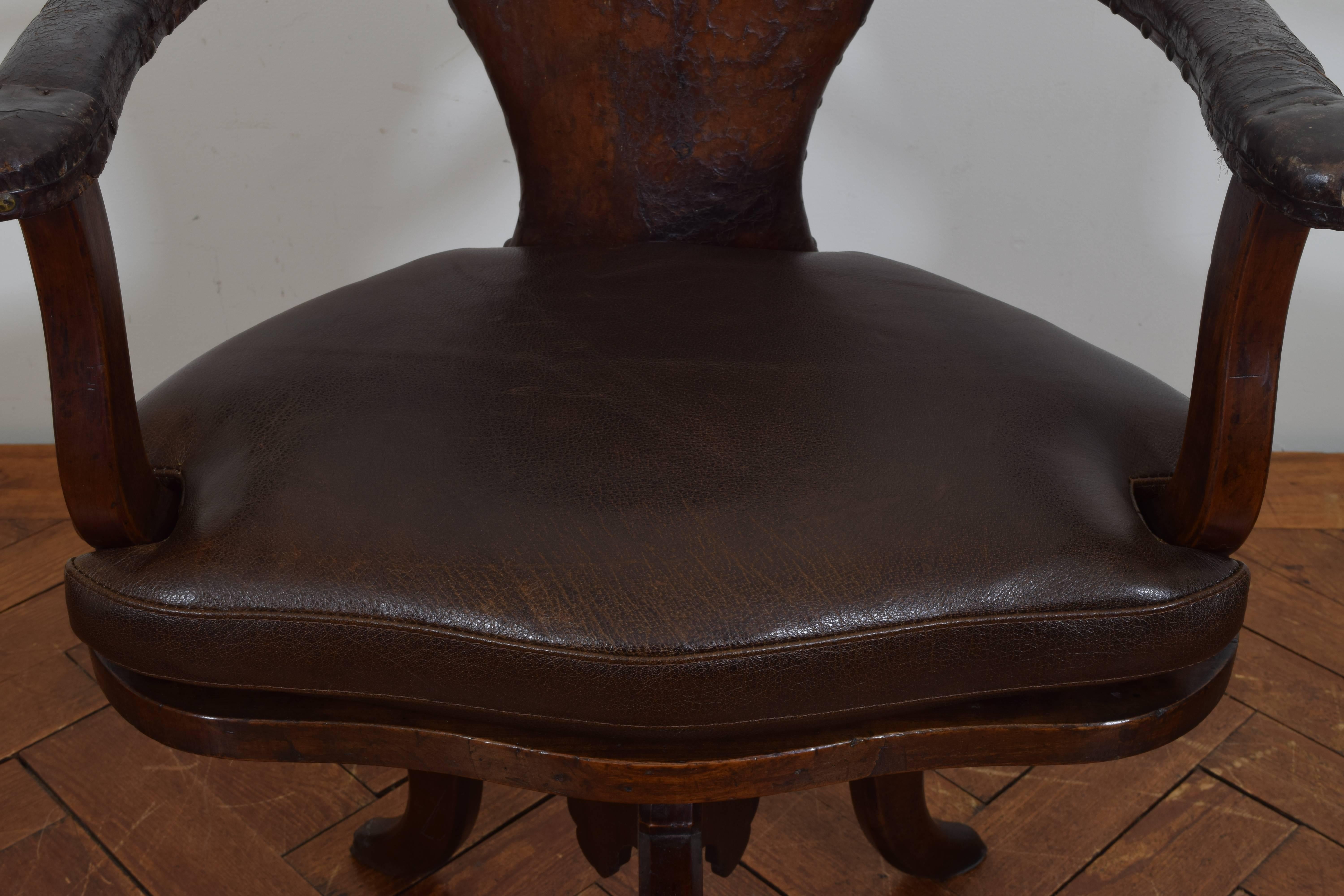 Italian Baroque Walnut and Leather Upholstered Swivel Chair, Early 17th Century 2
