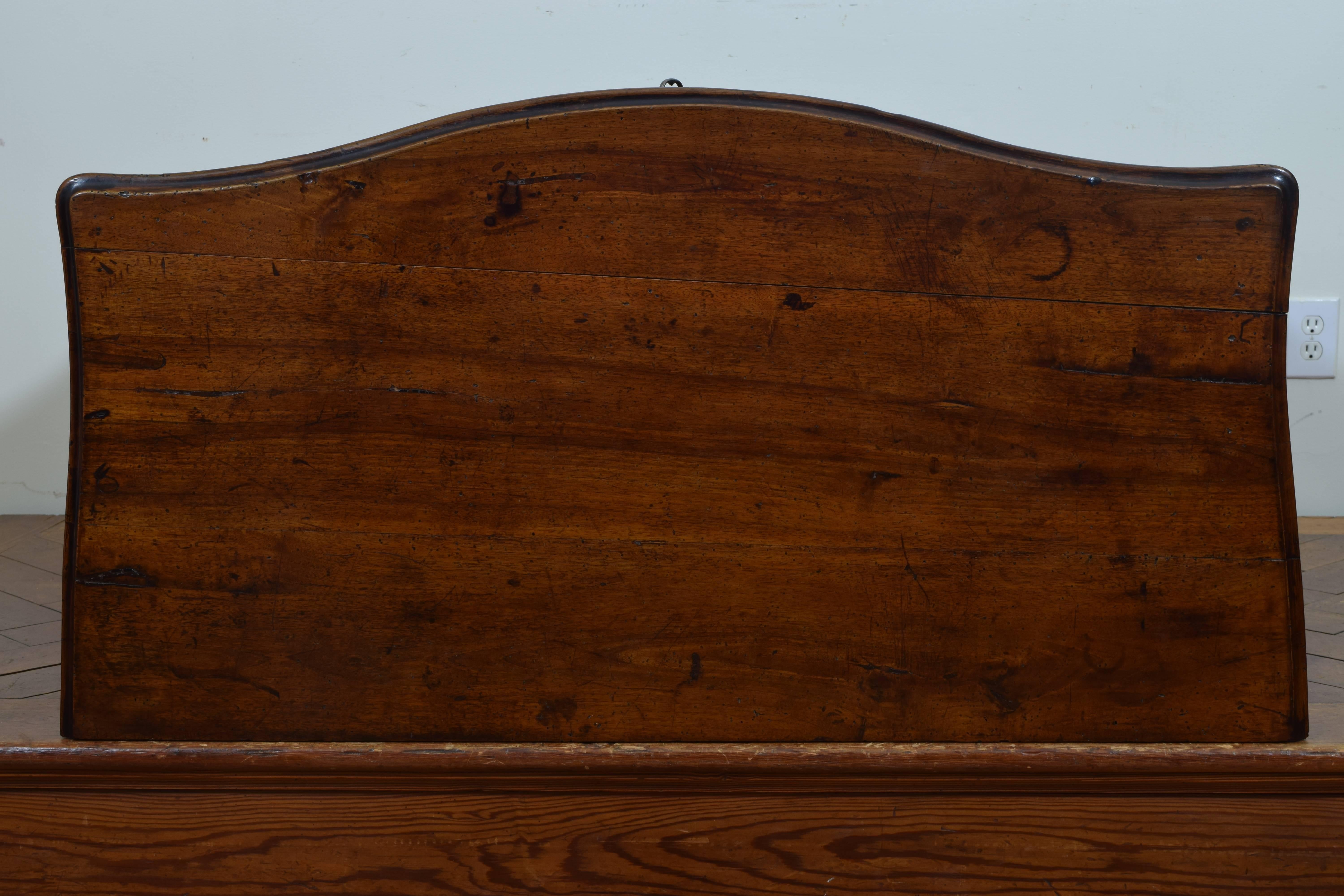 Tuscan Rococo Serpentine Walnut Three-Drawer Commode, Mid-18th Century 3