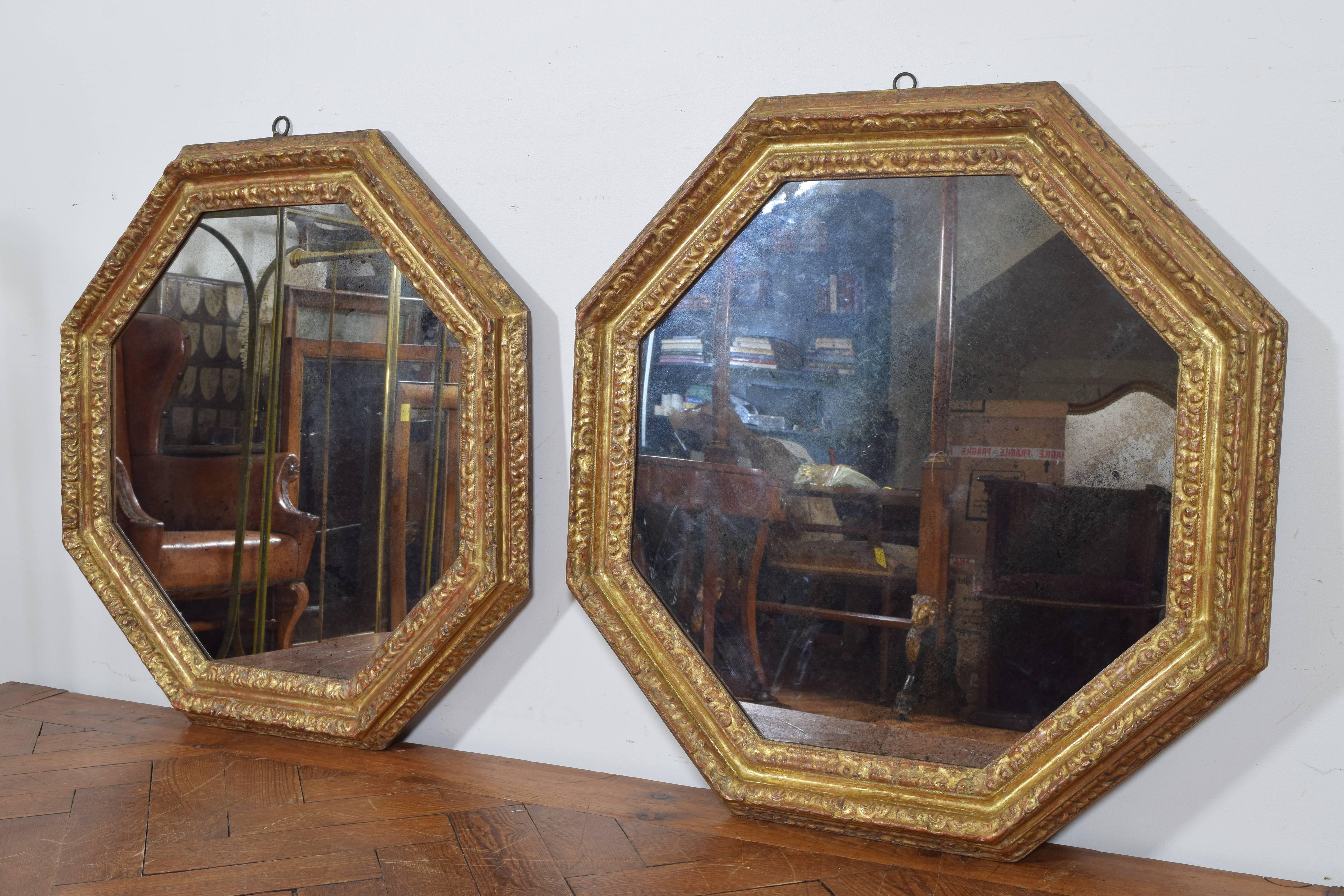 Louis XIII Pair of Italian Carved Giltwood Octagonal Mirrors, Late 17th-Early 18th Century