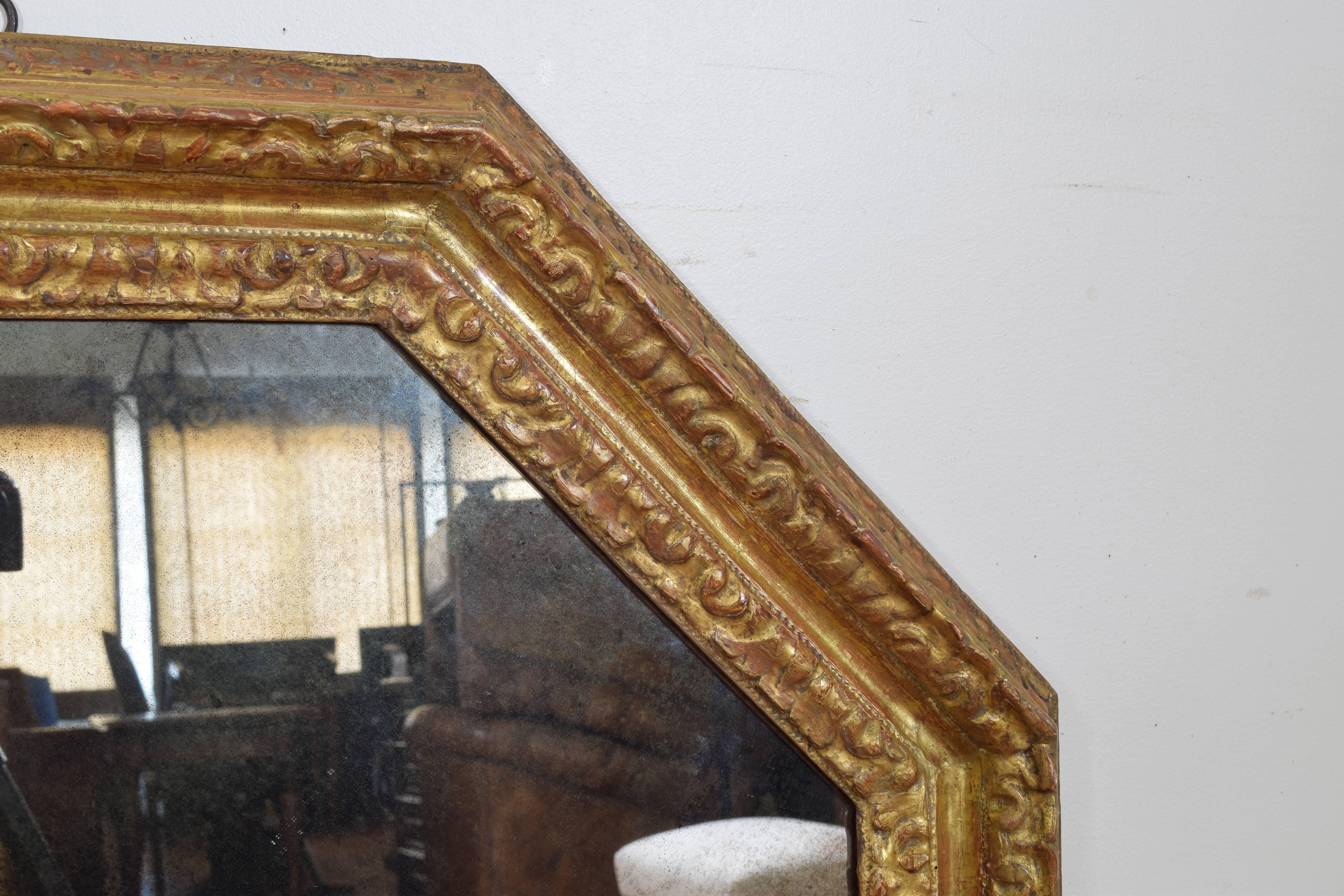 Pair of Italian Carved Giltwood Octagonal Mirrors, Late 17th-Early 18th Century In Excellent Condition In Atlanta, GA