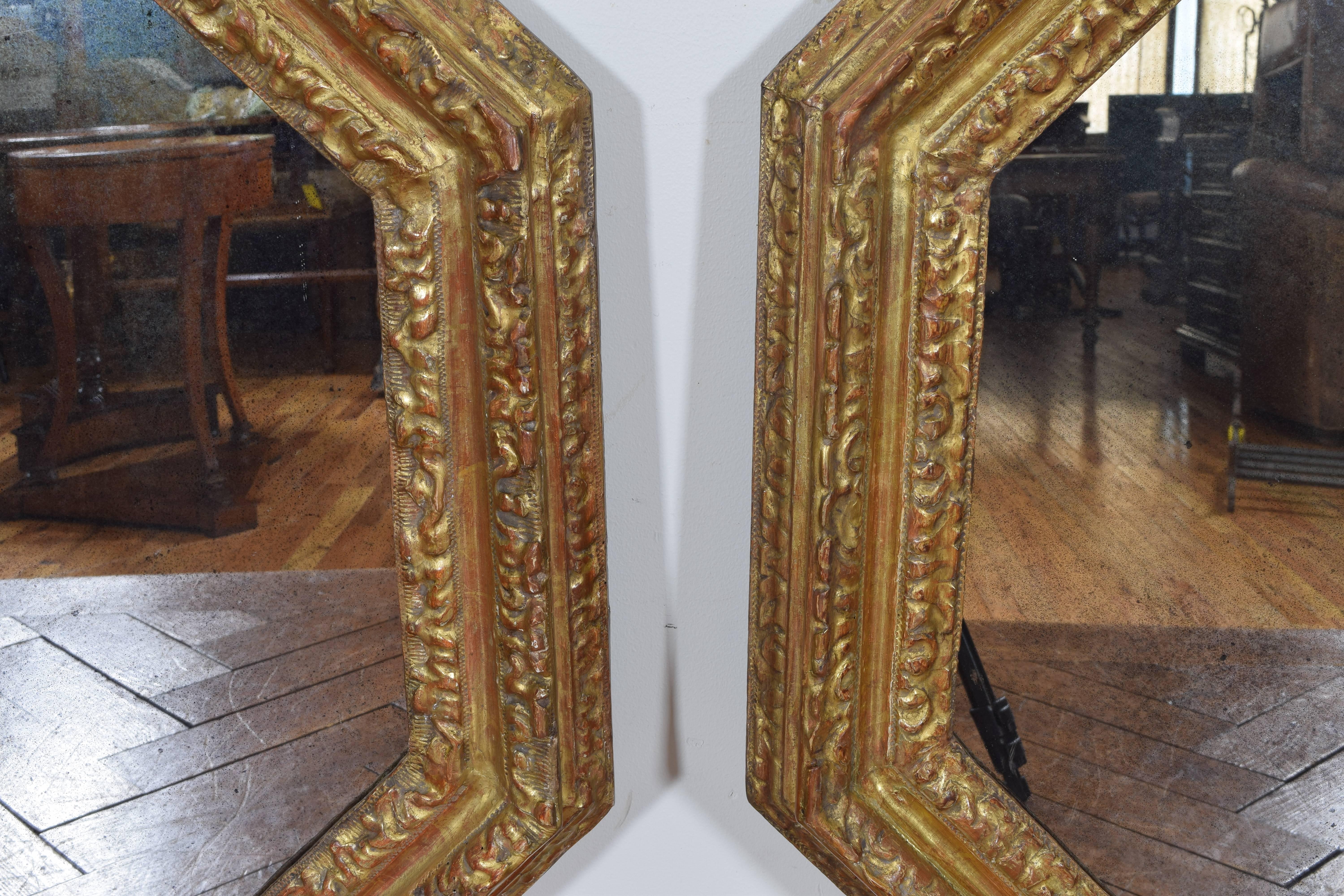 Late 17th Century Pair of Italian Carved Giltwood Octagonal Mirrors, Late 17th-Early 18th Century