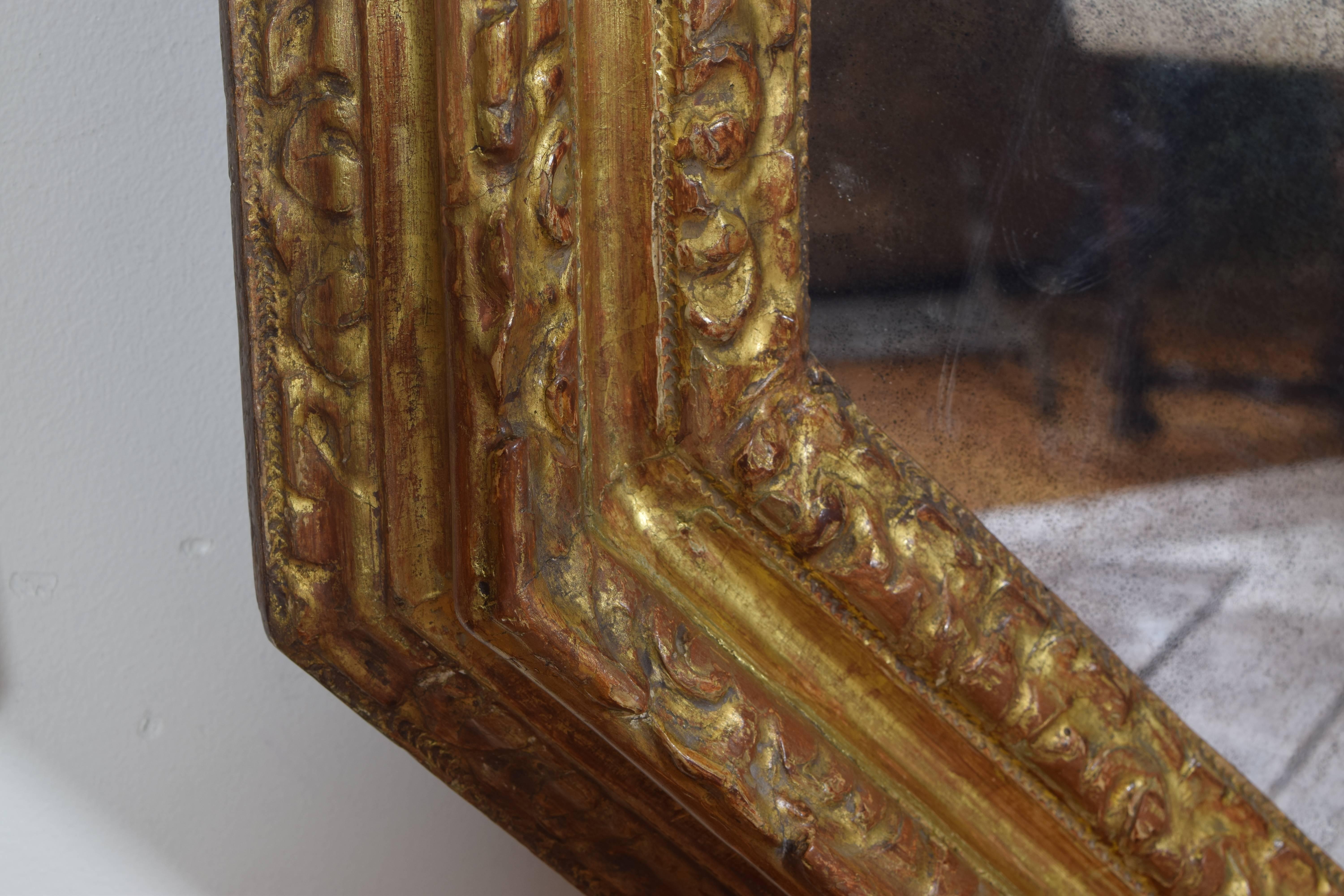 Pair of Italian Carved Giltwood Octagonal Mirrors, Late 17th-Early 18th Century 2