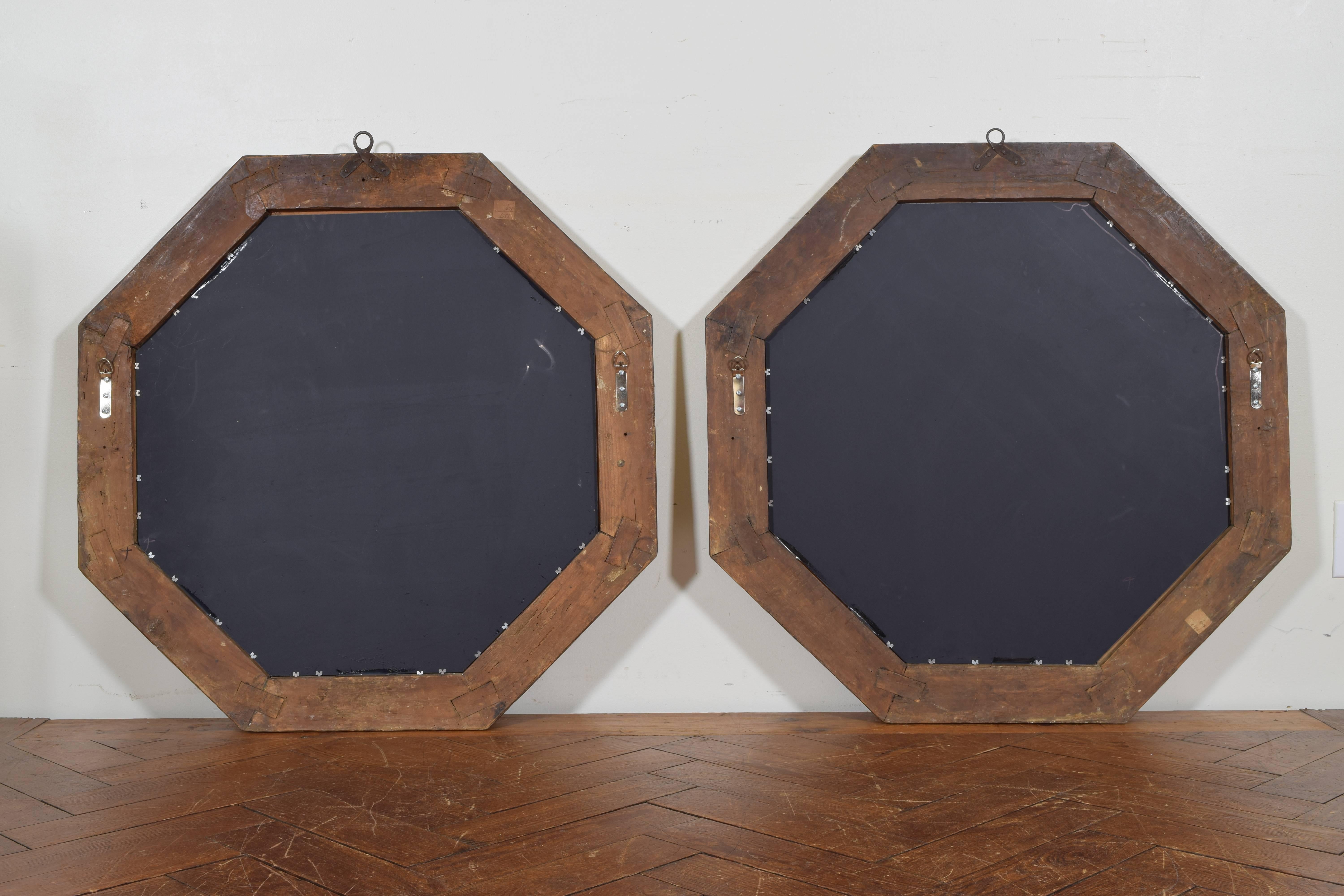 Pair of Italian Carved Giltwood Octagonal Mirrors, Late 17th-Early 18th Century 3