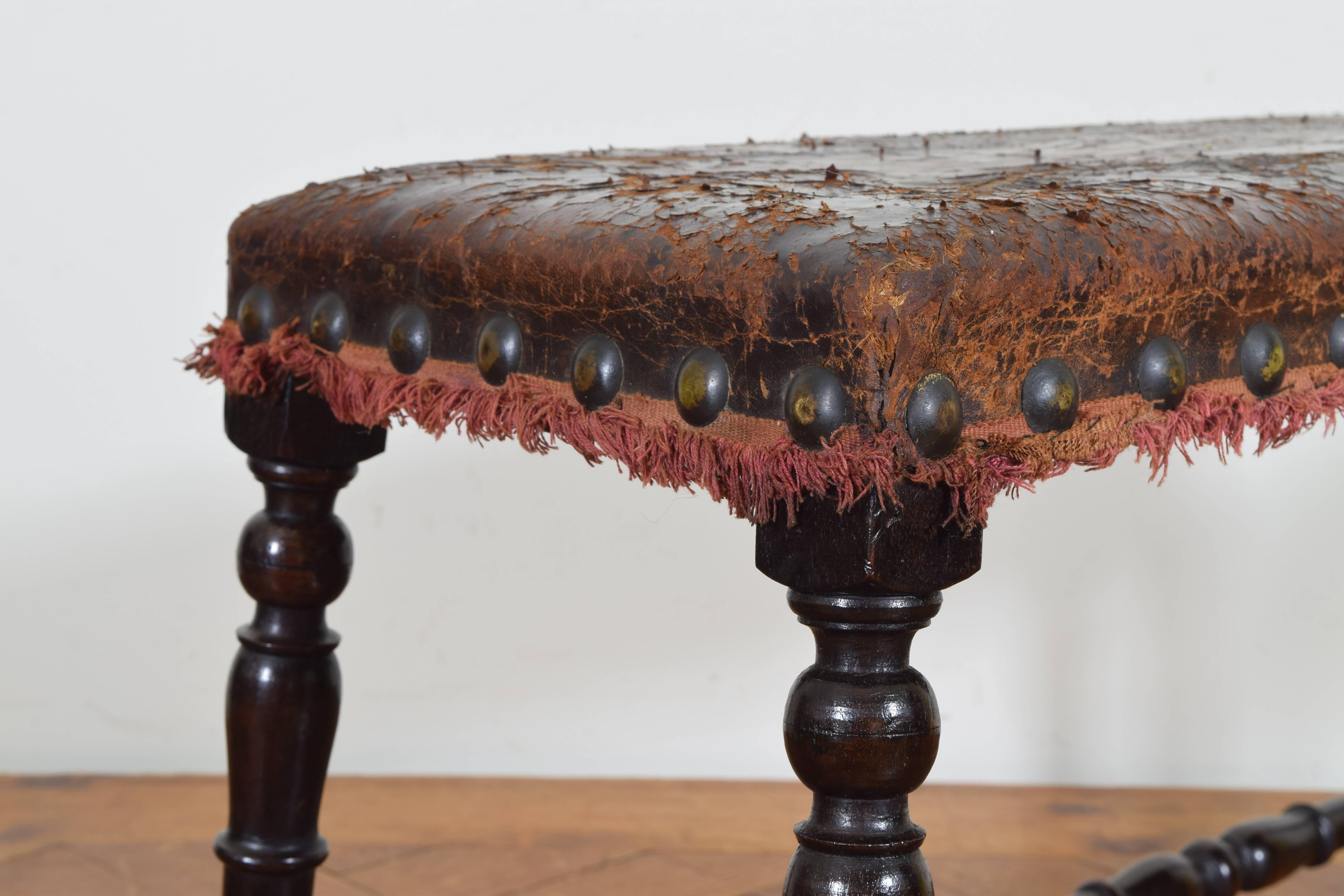 Italian Turned Walnut and Leather Upholstered Bench, Early 18th Century In Good Condition In Atlanta, GA