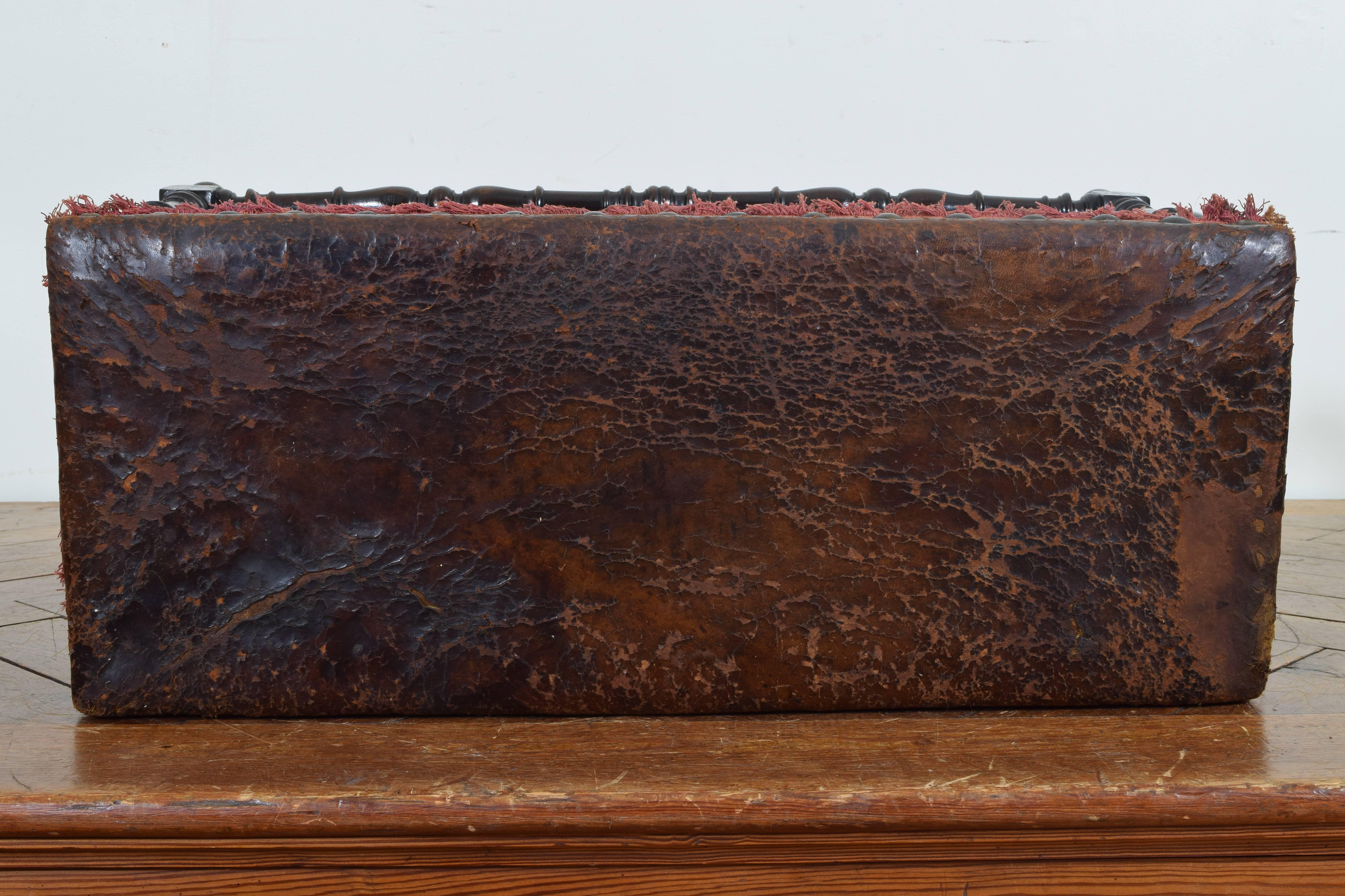 Italian Turned Walnut and Leather Upholstered Bench, Early 18th Century 1