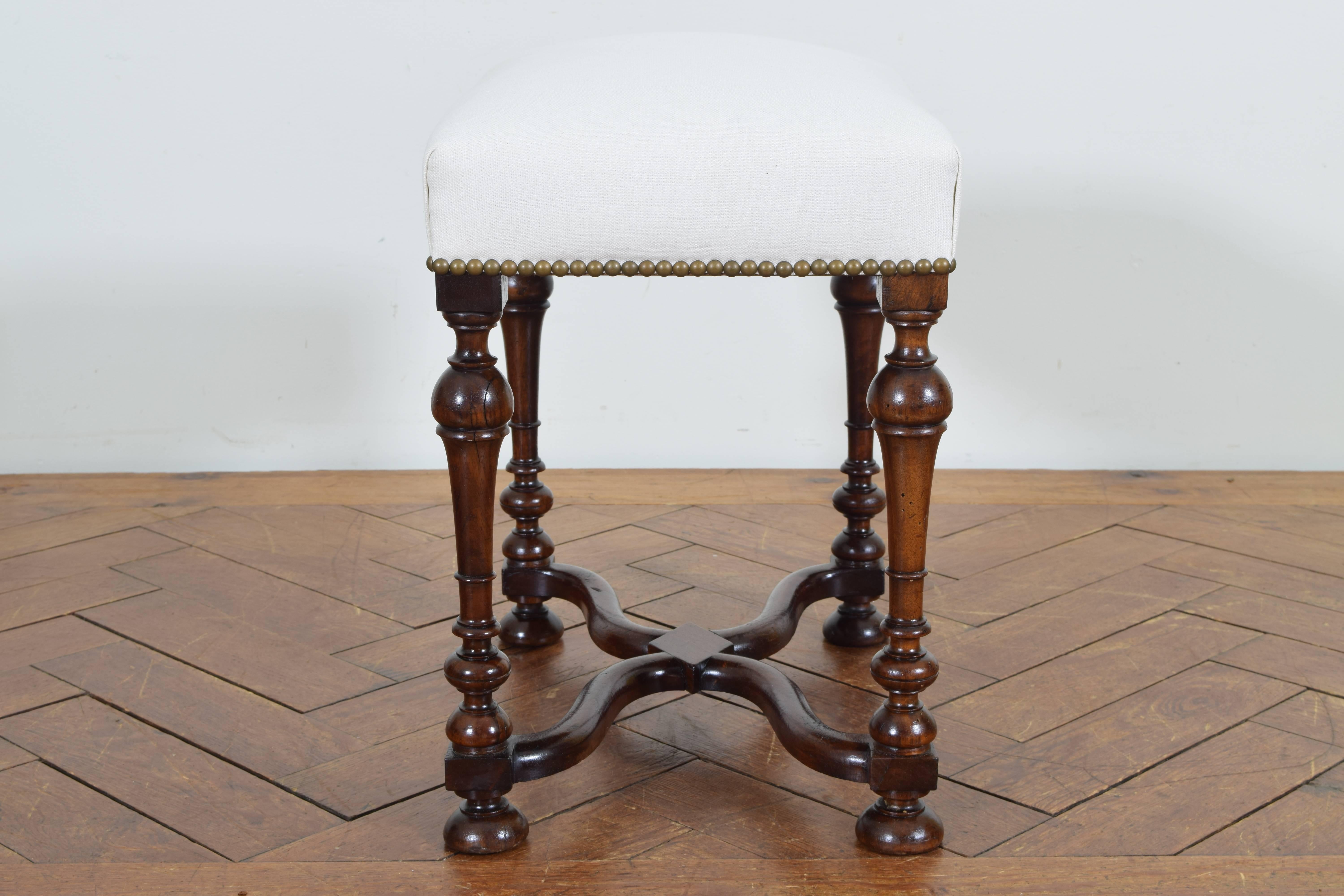 French Turned Walnut Bench in the Louis XIII Style, Second Half of 19th Century In Excellent Condition In Atlanta, GA