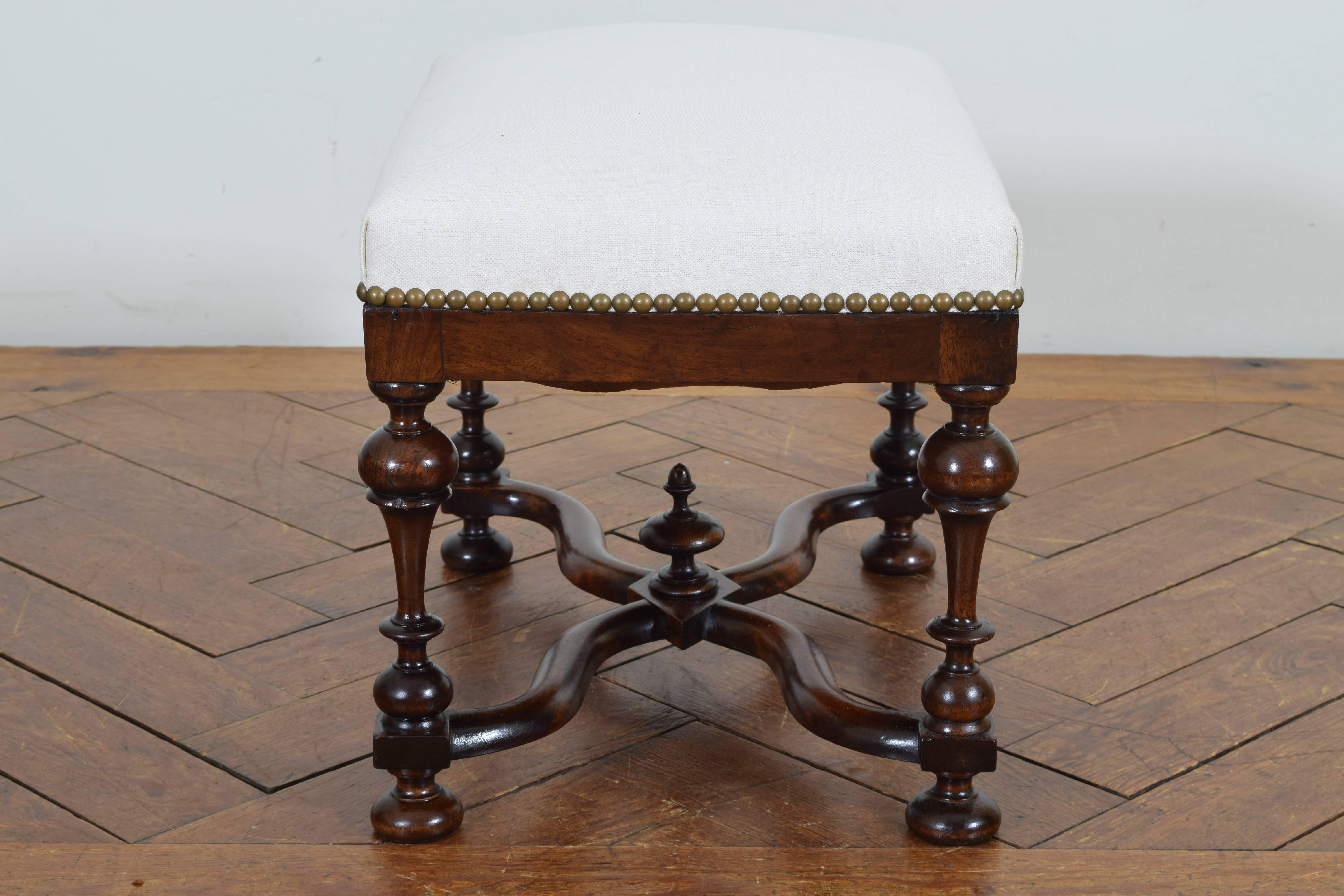 French Louis XIII Style Turned Walnut and Upholstered Bench In Excellent Condition In Atlanta, GA