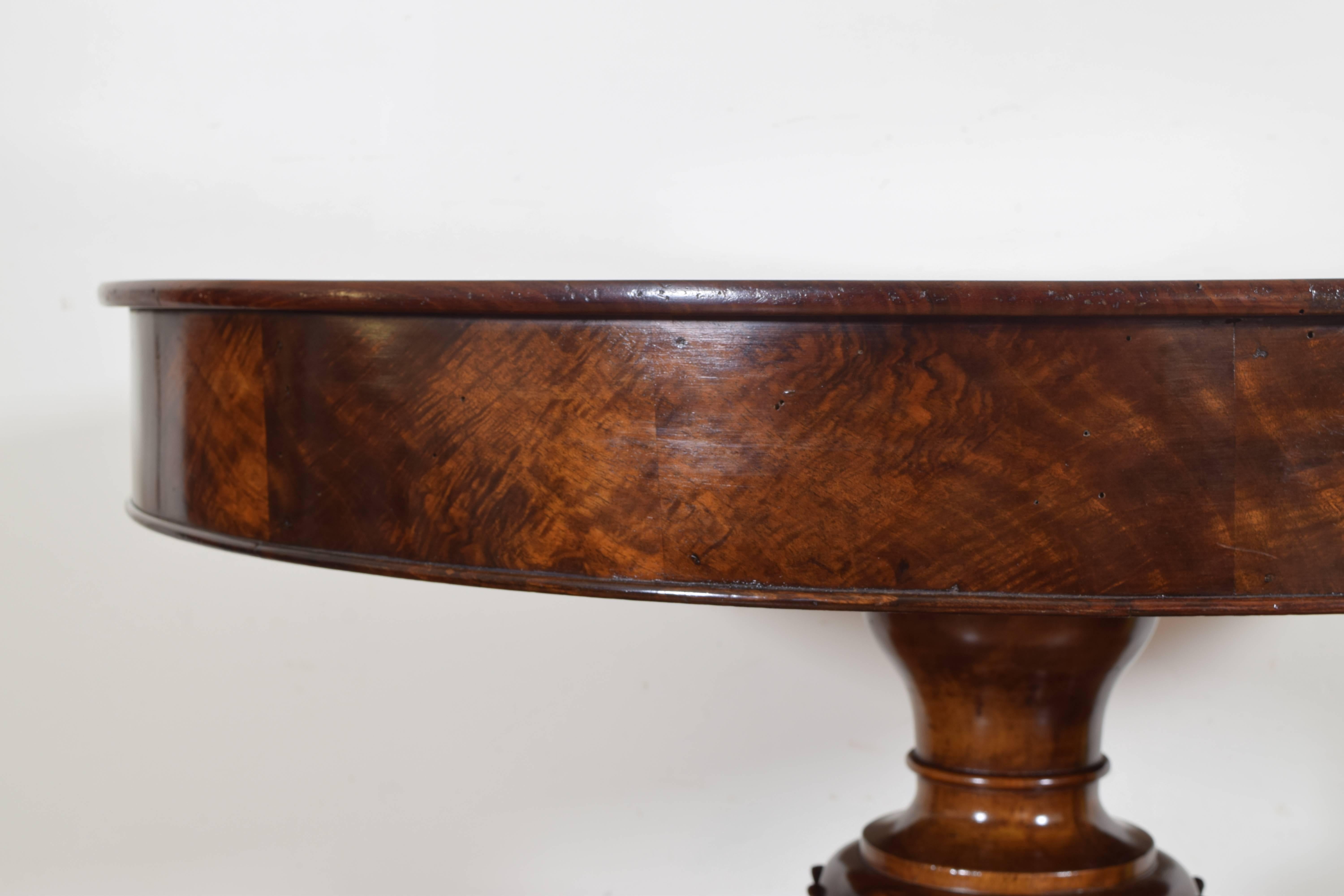 Italian Late Neoclassical Period Carved Walnut Centre Table, circa 1835 In Excellent Condition In Atlanta, GA