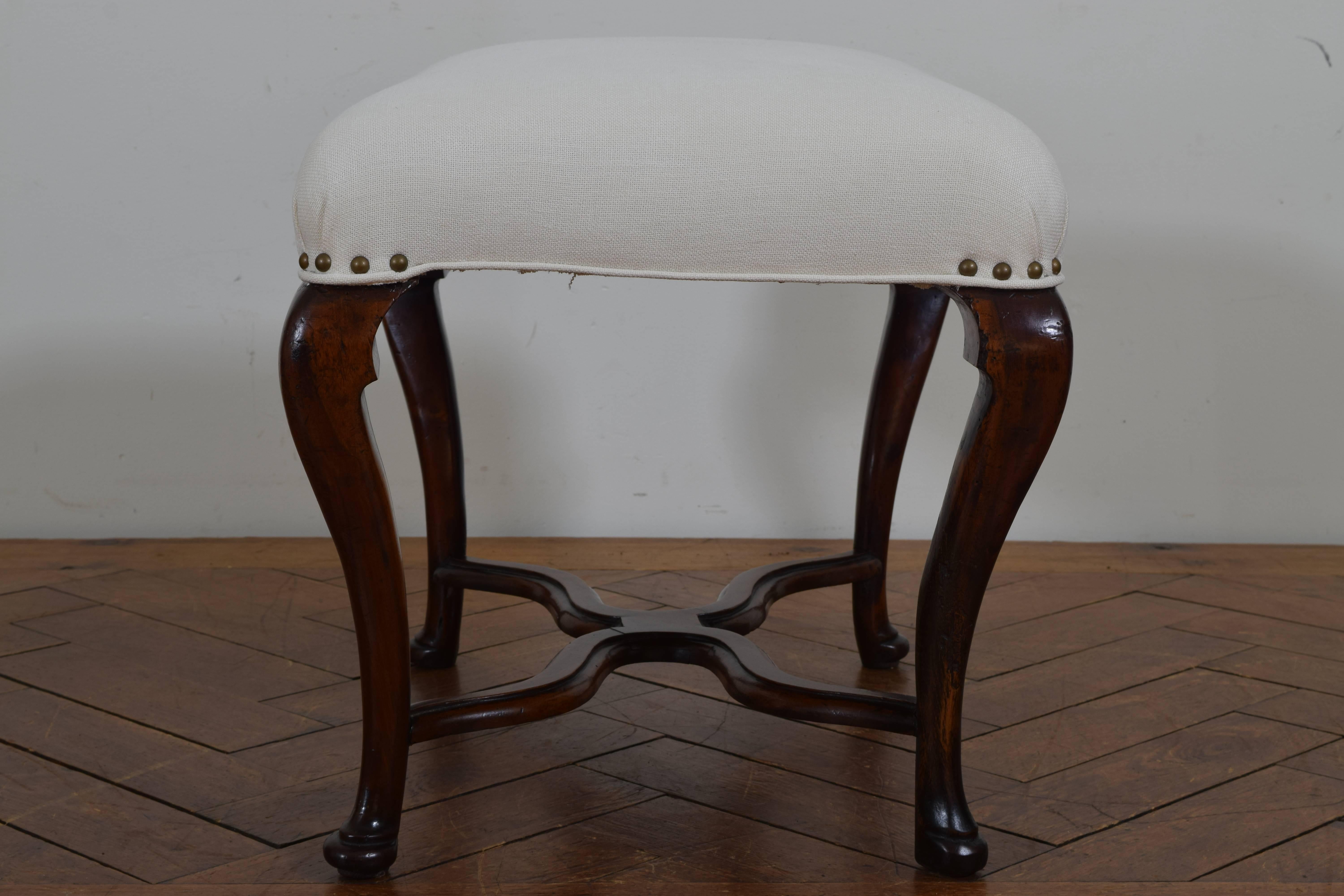 Italian Carved Walnut Footstool or Bench in the Queen Anne Style, 18th Century In Excellent Condition In Atlanta, GA