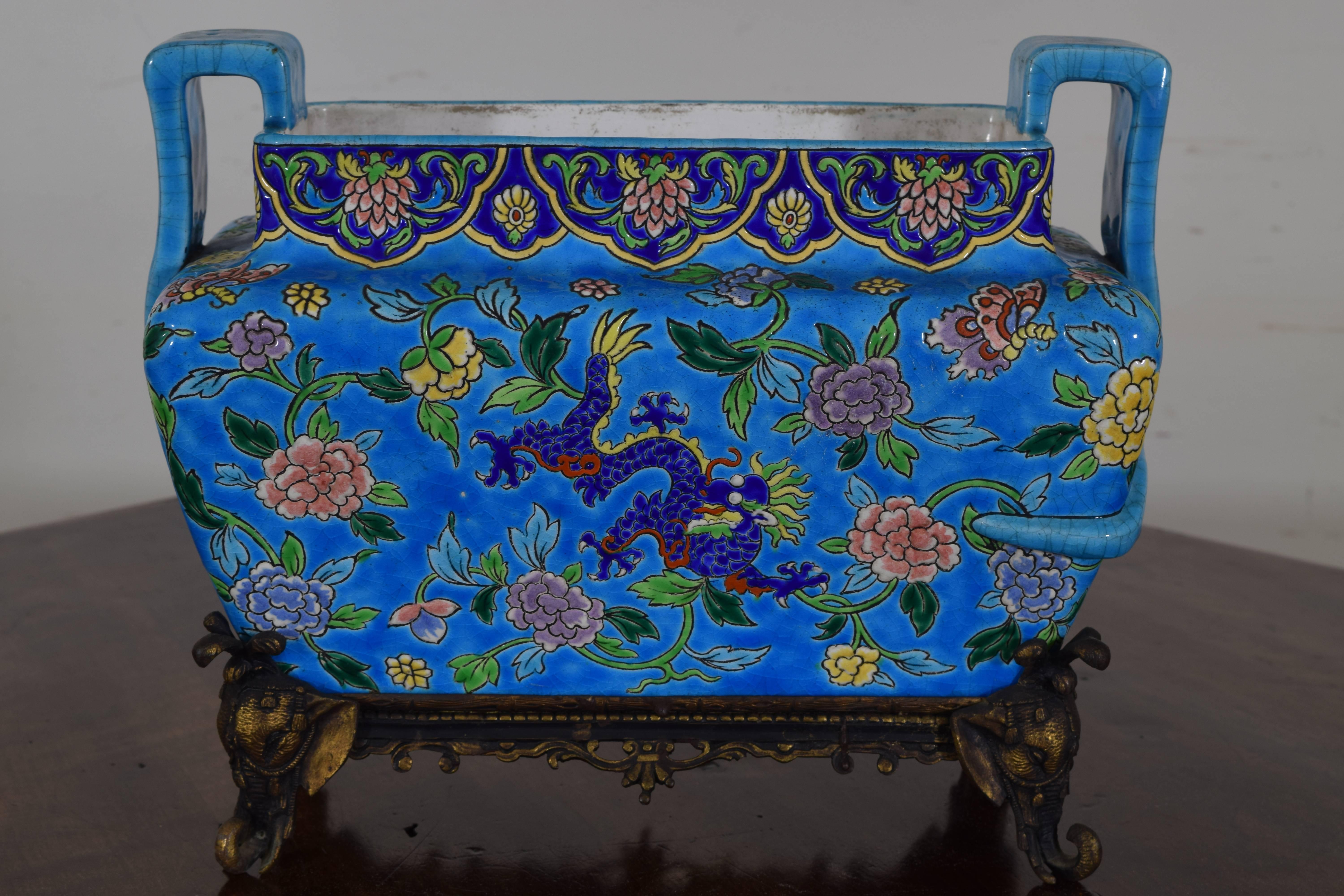 Dekorativer Übertopf aus glasiertem Porzellan auf vergoldetem Metallständer aus der Zeit des Arts and Crafts (20. Jahrhundert) im Angebot