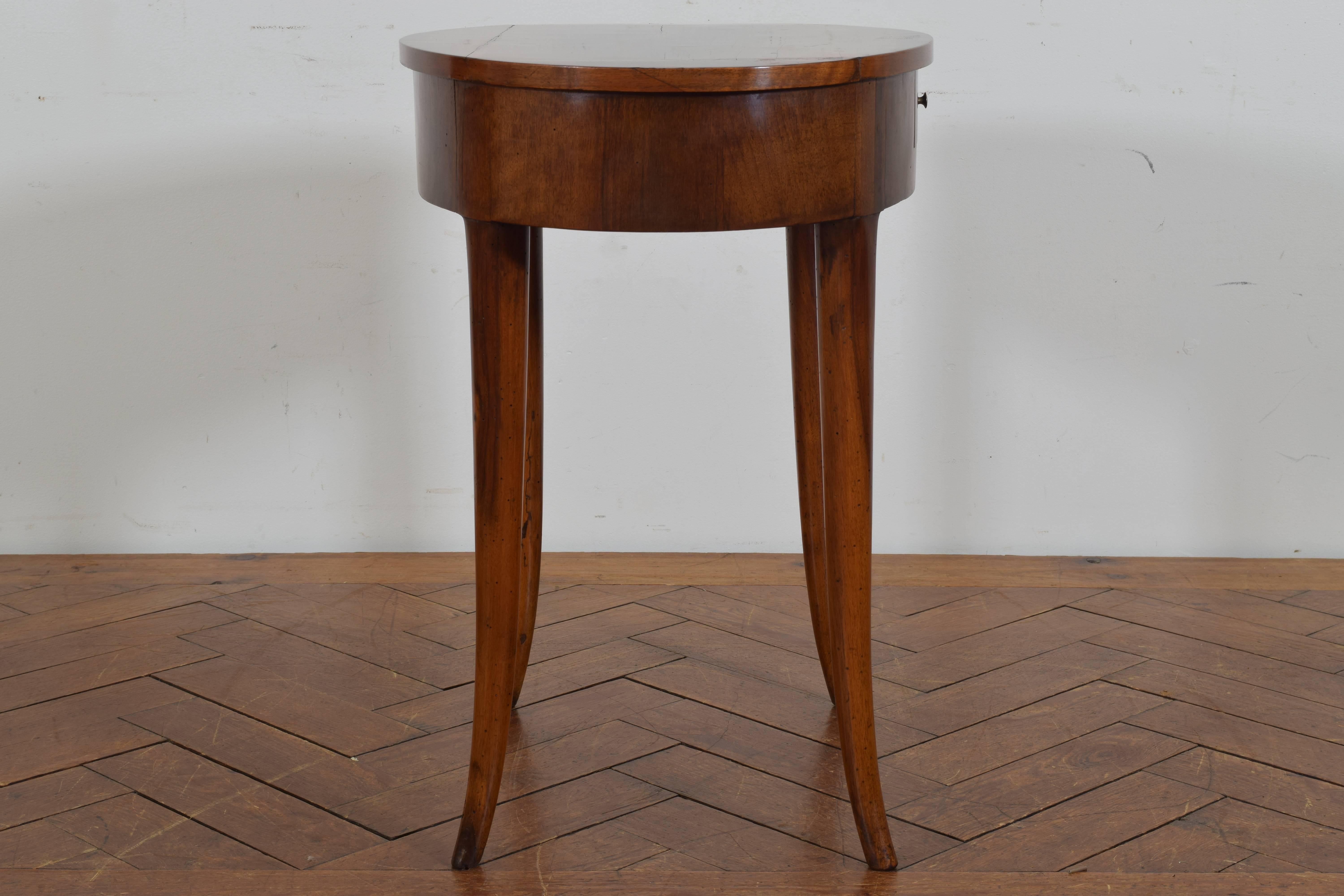 Italian Neoclassical Walnut Oval One Drawer Side Table, 19th Century In Excellent Condition In Atlanta, GA