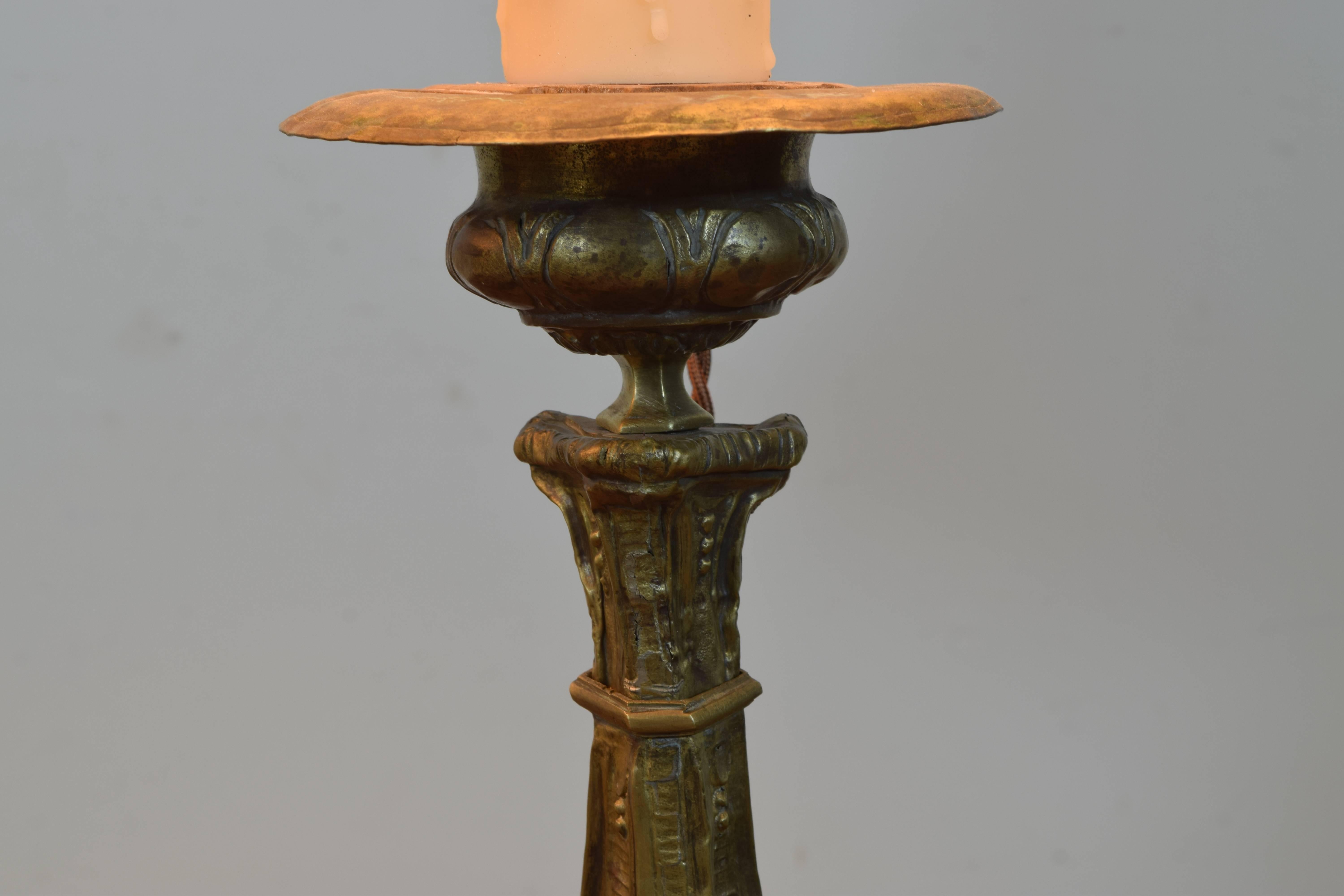 Italienisches Rokoko Paar Tischlampen aus patiniertem Messing:: Mitte des 18. Jahrhunderts im Zustand „Hervorragend“ in Atlanta, GA