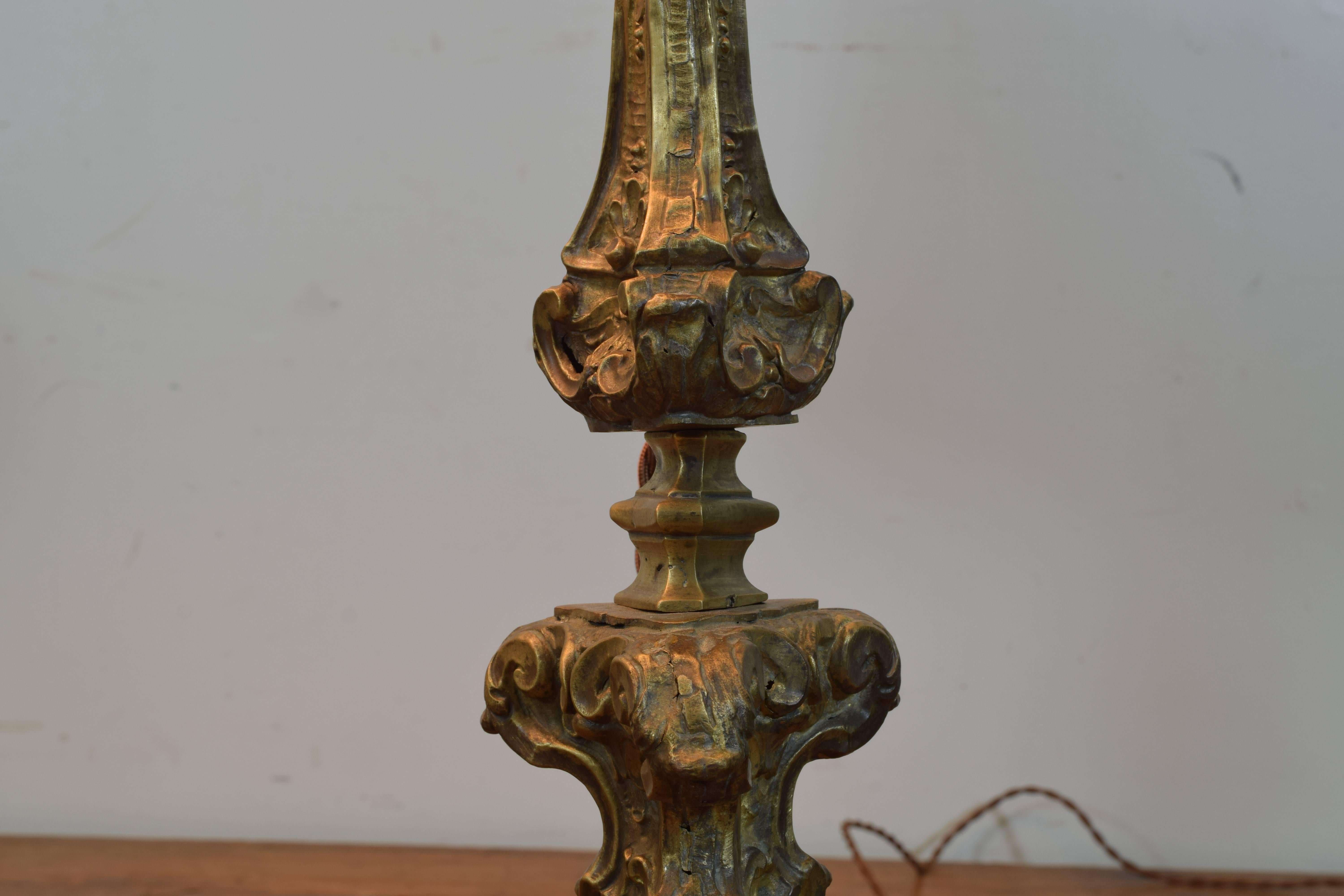 Italienisches Rokoko Paar Tischlampen aus patiniertem Messing:: Mitte des 18. Jahrhunderts 1