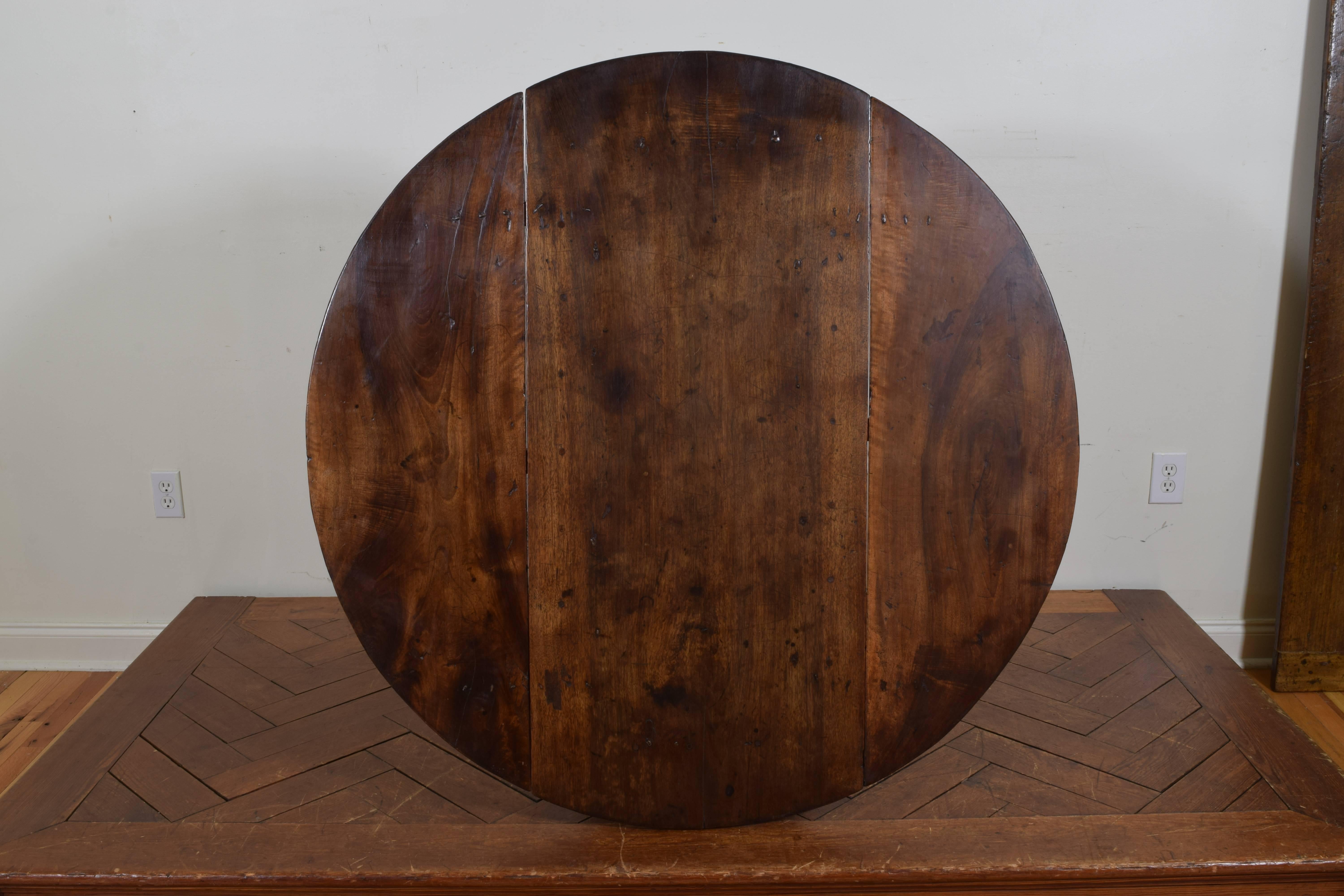 Unusual Italian Walnut Drop-Leaf Two-Drawer, Circular Center Table, 18th Century In Excellent Condition In Atlanta, GA