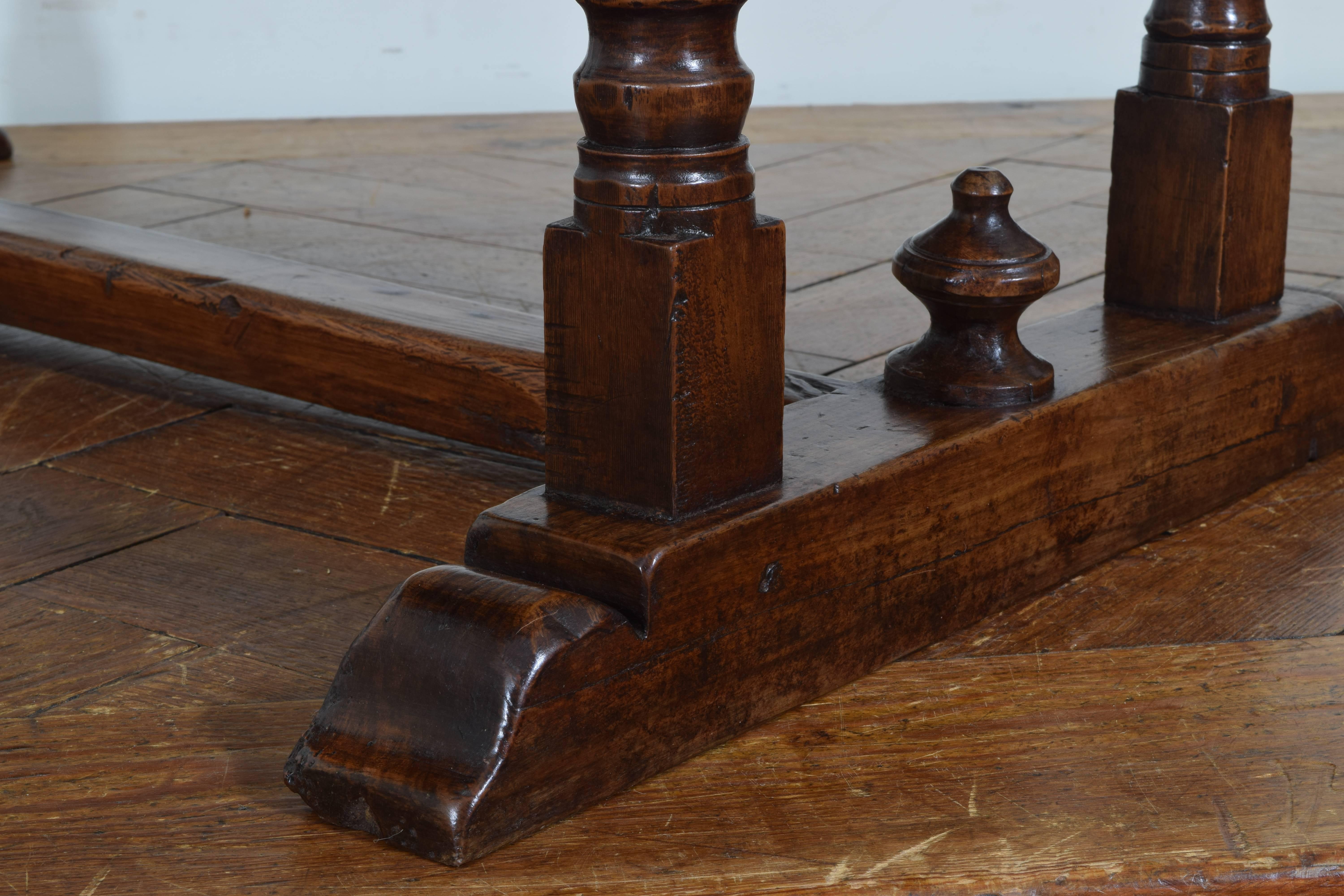 Unusual Italian Walnut Drop-Leaf Two-Drawer, Circular Center Table, 18th Century 5