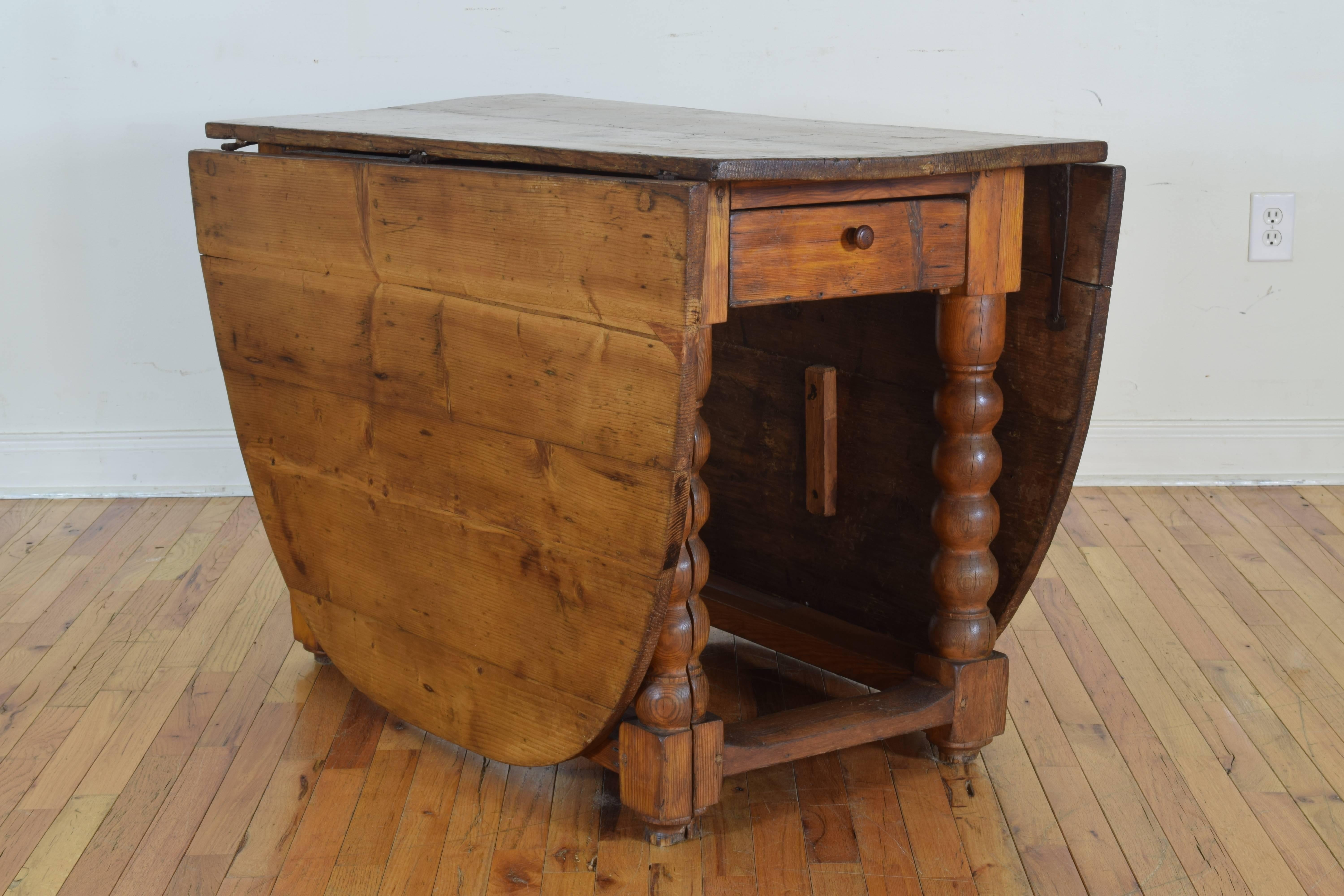 Swiss Pinewood Drop-Leaf One-Drawer Table, Early 18th Century In Excellent Condition In Atlanta, GA
